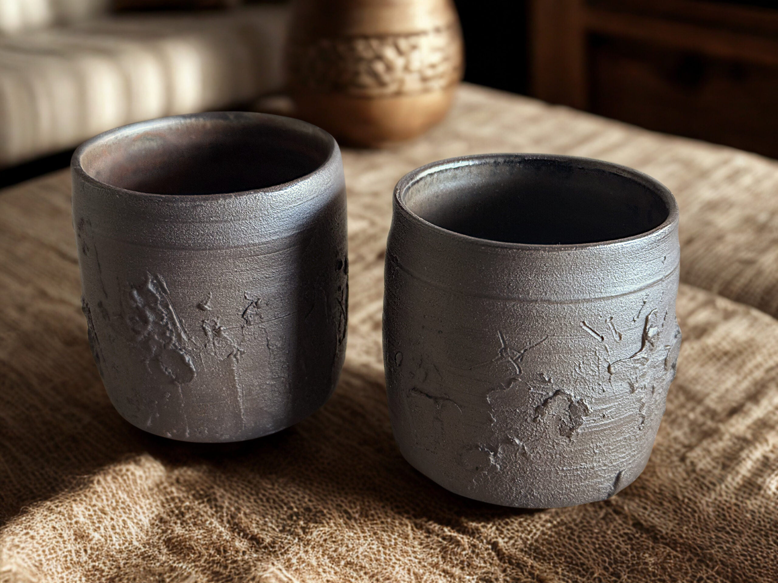 Set de chawan negros texturizados – Cerámica contemporánea de Radenko Adnadj