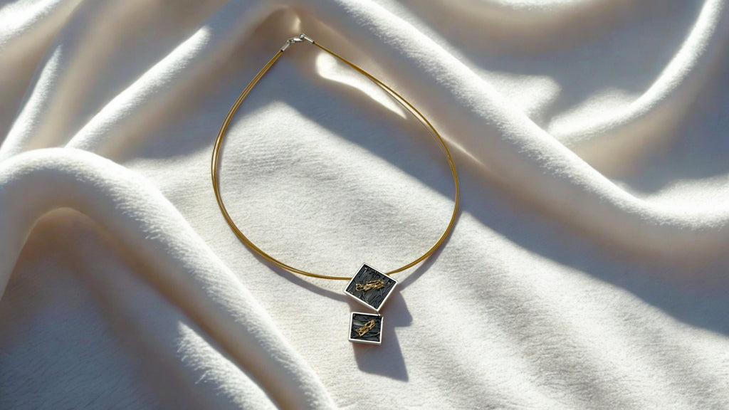 Collar artesanal “Colgante Japón” en plata oxidada y oro de Elisenda de Haro
