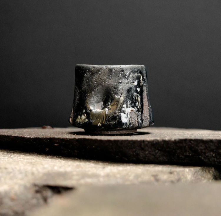 Set de Tazas Yunomi Esmalte Negro de Oleksandr Barabanov y Halyna Kanyuka. Ucrania