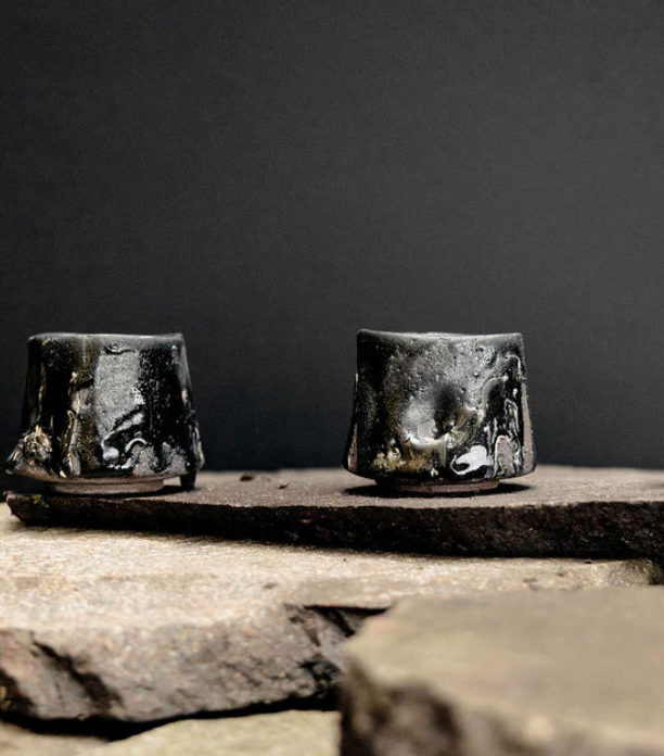 Set de Tazas Yunomi Esmalte Negro de Oleksandr Barabanov y Halyna Kanyuka. Ucrania
