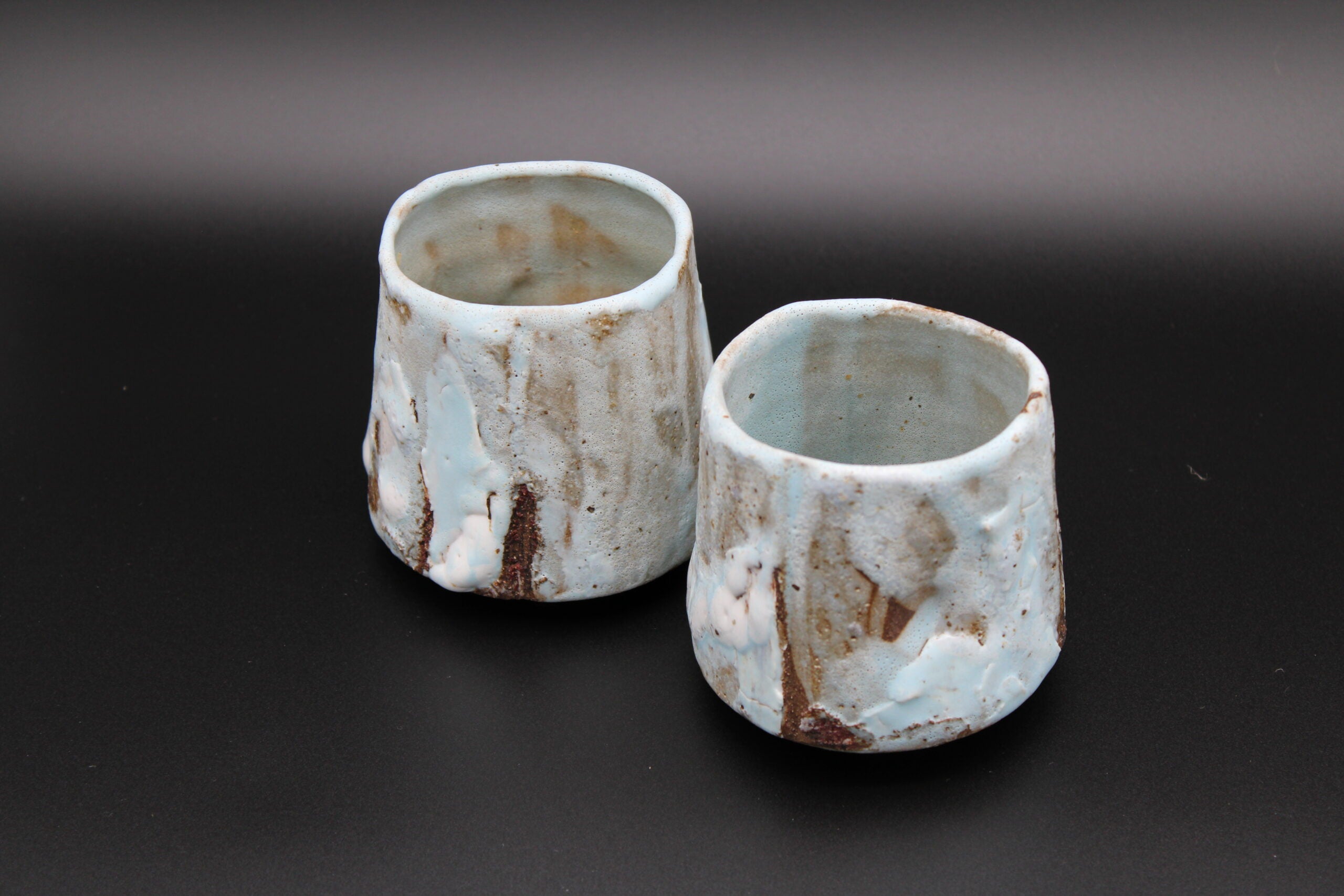 Set de Tazas Yunomi Esmalte Celeste de Oleksandr Barabanov y Halyna Kanyuka. Ucrania