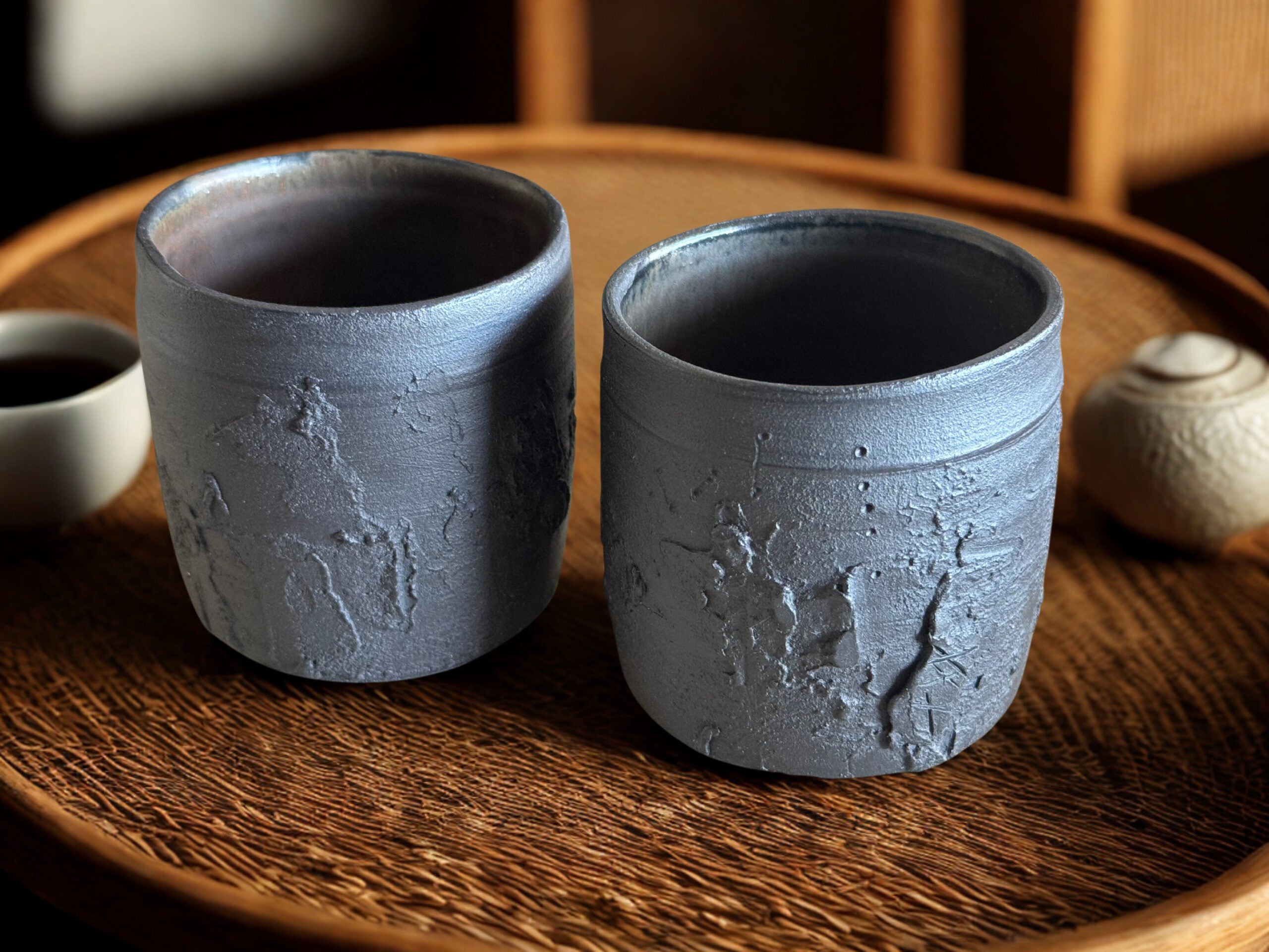 Set de chawan negros texturizados – Cerámica contemporánea de Radenko Adnadj