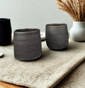 Set de chawan negros texturizados – Cerámica contemporánea de Radenko Adnadj