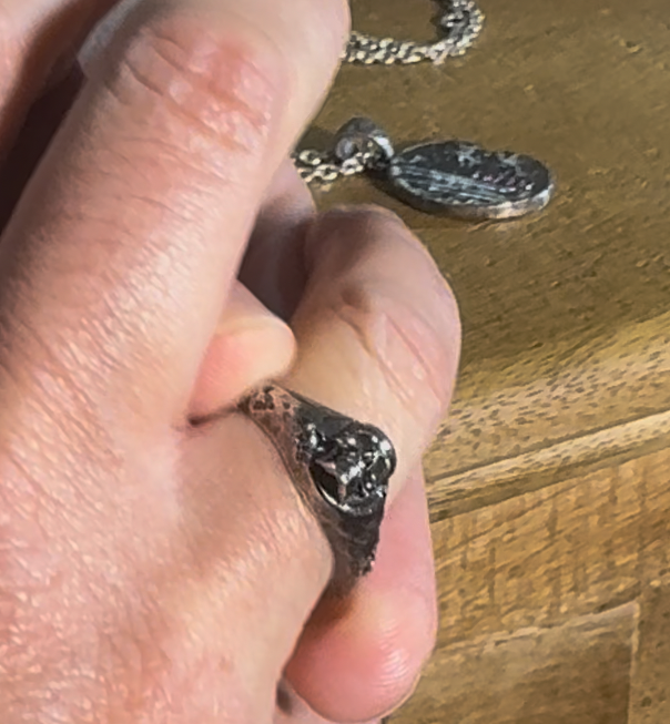 Anillo Voddoo con Turmalina Verde – Plata de Ley. De Santiago Prada