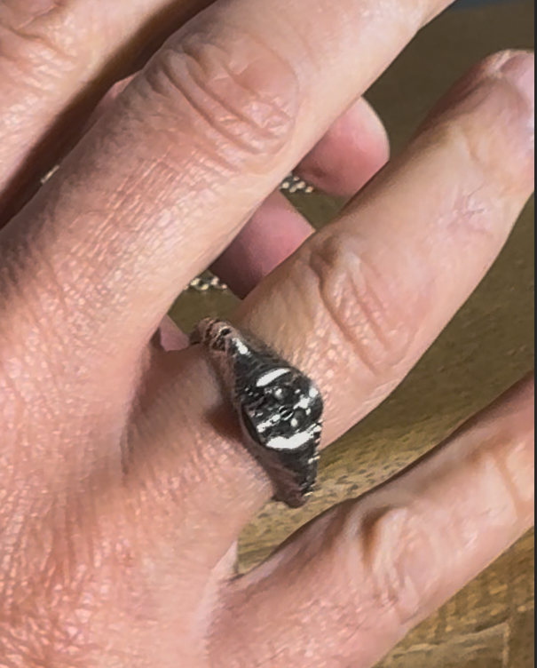 Anillo Voddoo con Turmalina Verde – Plata de Ley. De Santiago Prada