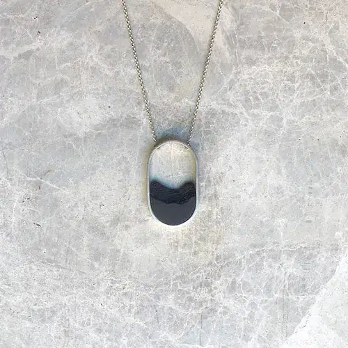 Collar Oval Plata Negro- Fragmentos de Elegancia Artesanal de Ana Martínez y David de Felipe