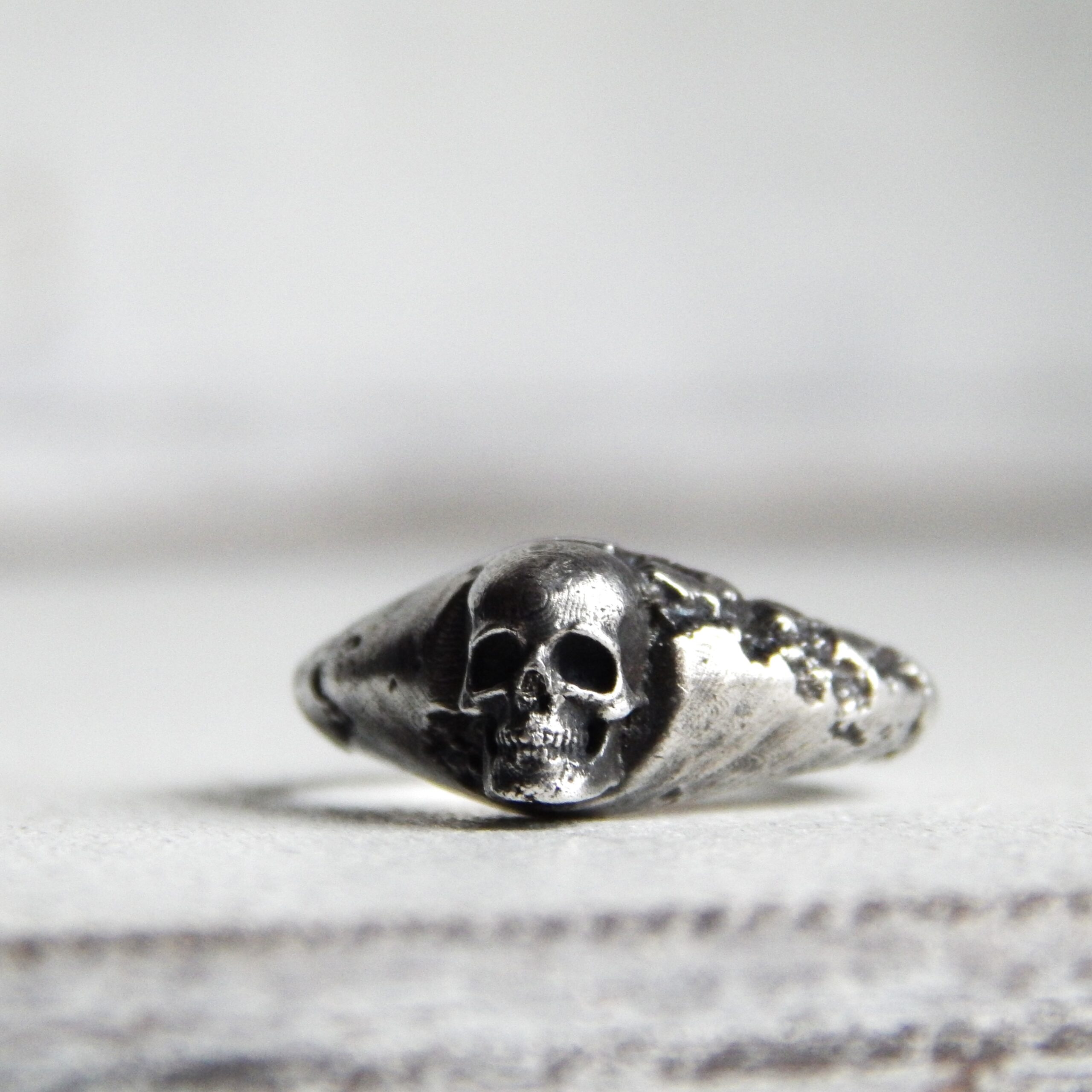 Anillo Voddoo con Turmalina Verde – Plata de Ley. De Santiago Prada
