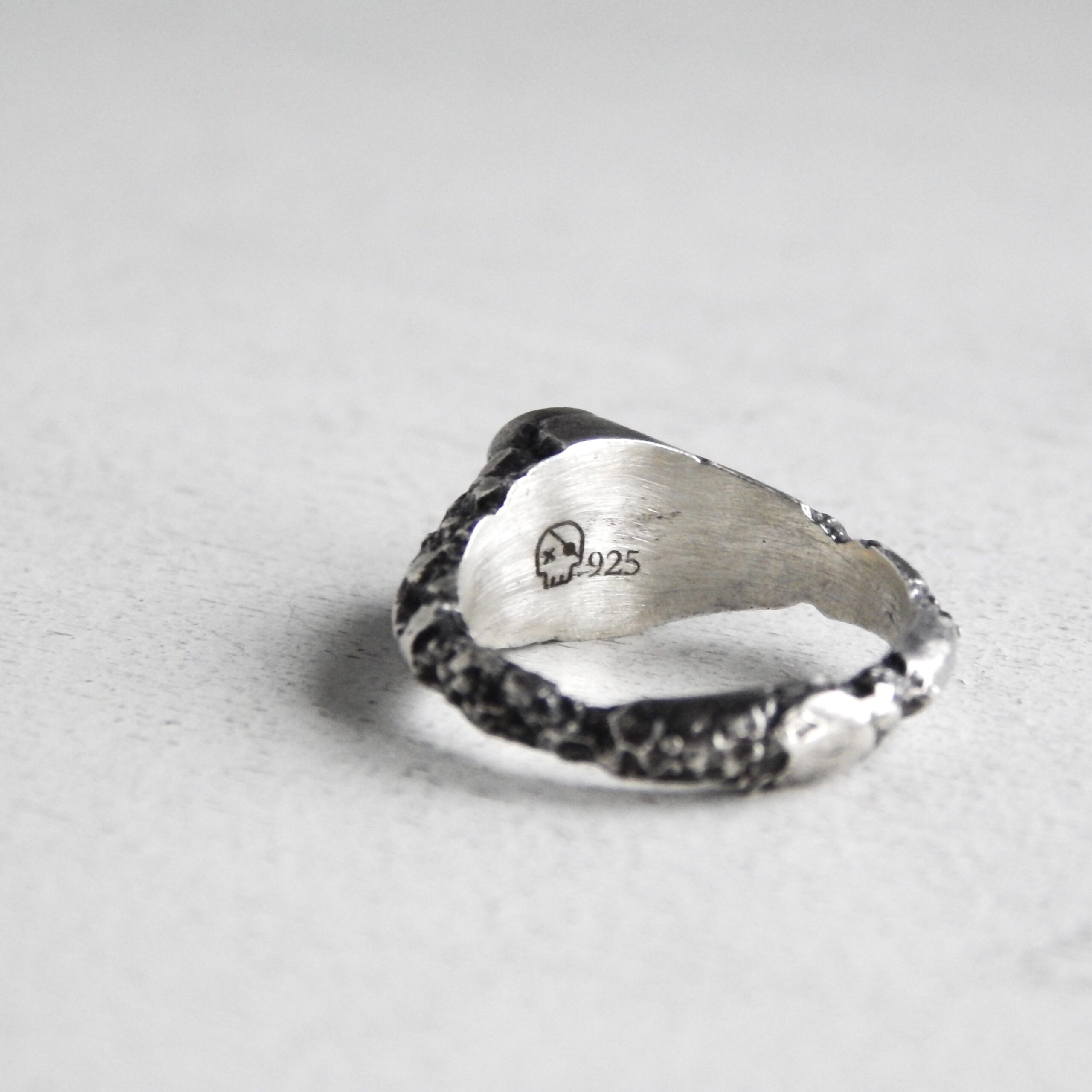 Anillo Voddoo con Turmalina Verde – Plata de Ley. De Santiago Prada