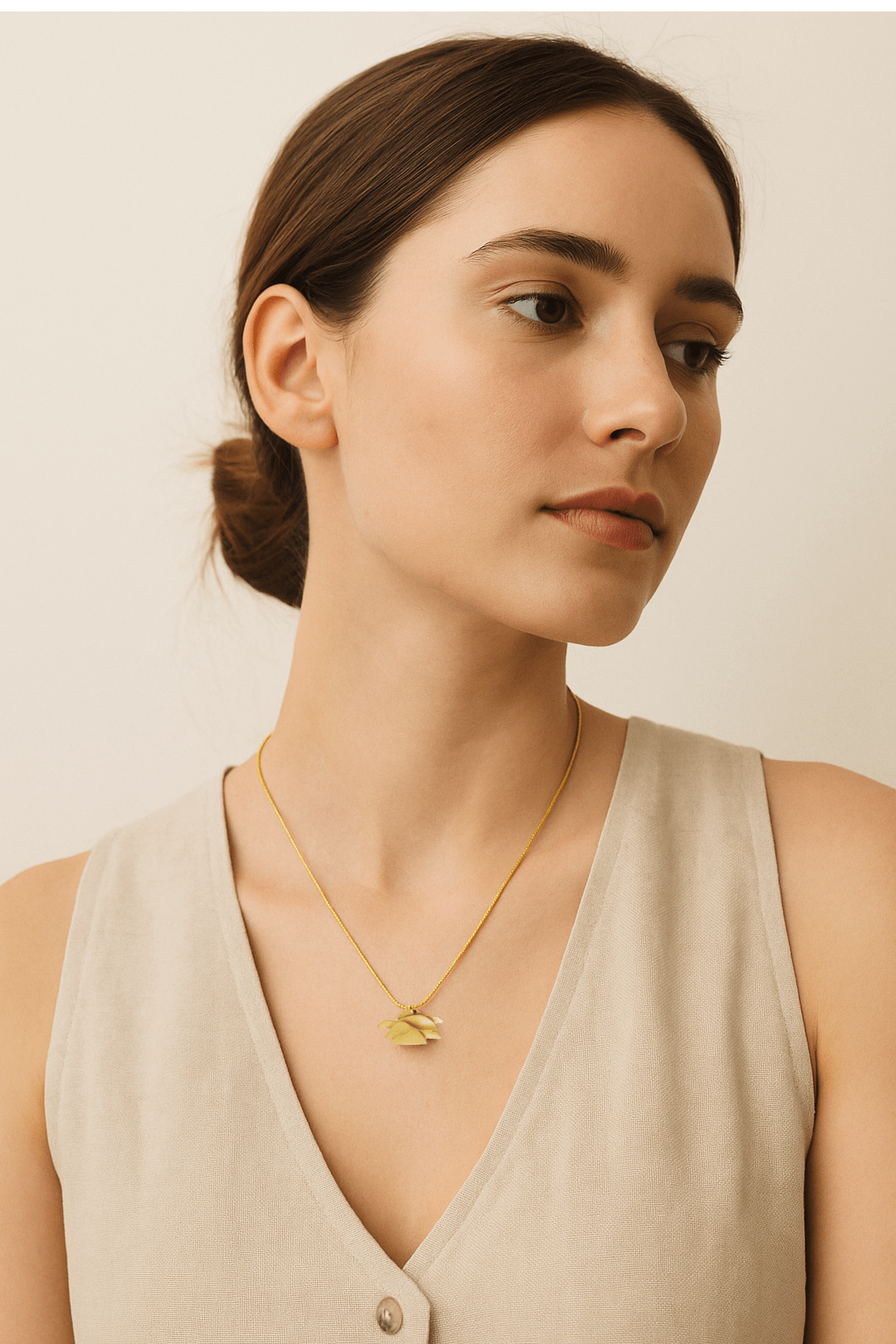 Collar Alaia - Dorado, Diseño Atemporal en Oro de 18K, de Ana Martínez y David de Felipe