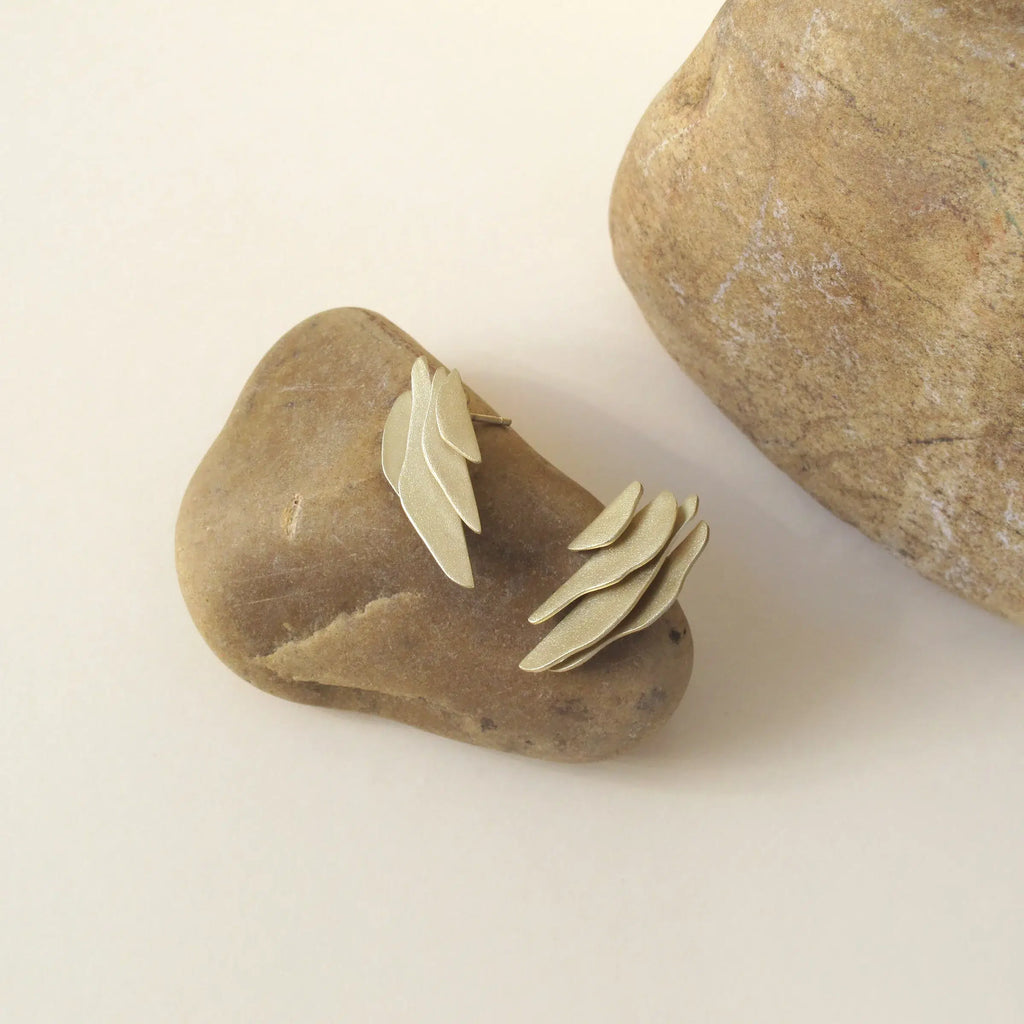Pendientes Izadi Dorados, Diseño Atemporal de Ana Martínez y David de Felipe