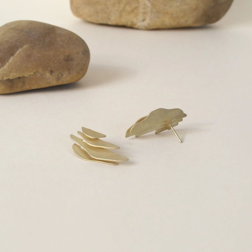 Pendientes Izadi Dorados, Diseño Atemporal de Ana Martínez y David de Felipe
