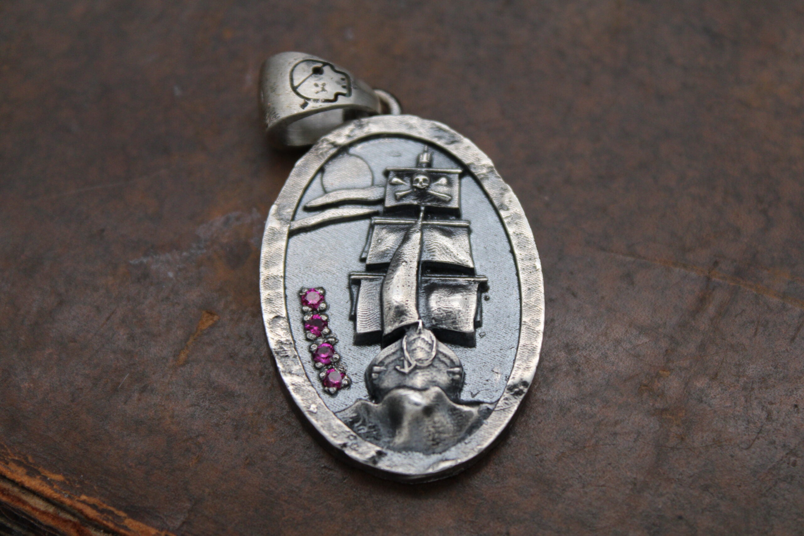 Colgante Barco Pirata de Santiago Prada. Plata y Rubíes