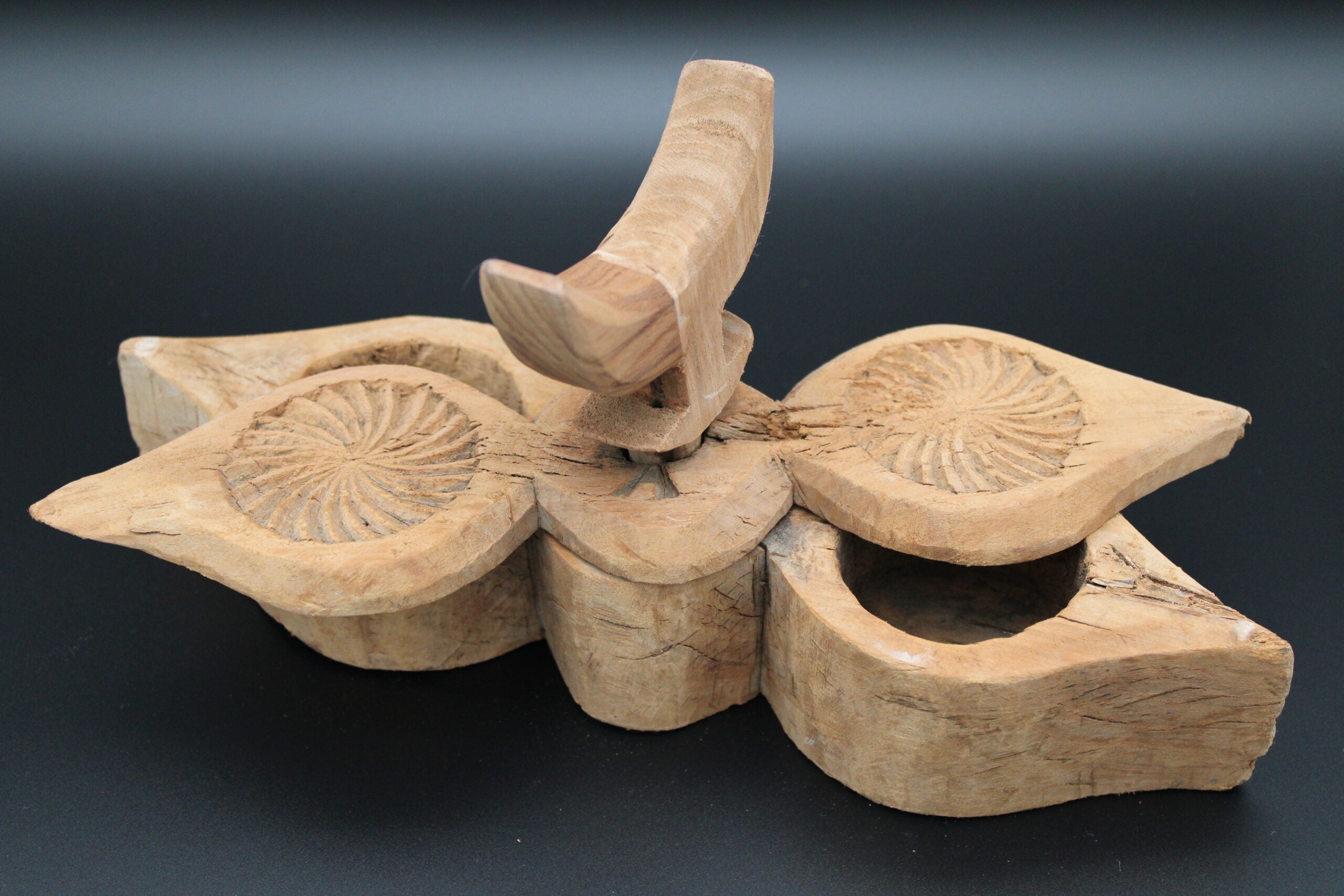 Caja Antigua de Madera Tallada – "Flor Solar" (India, s.XX)
