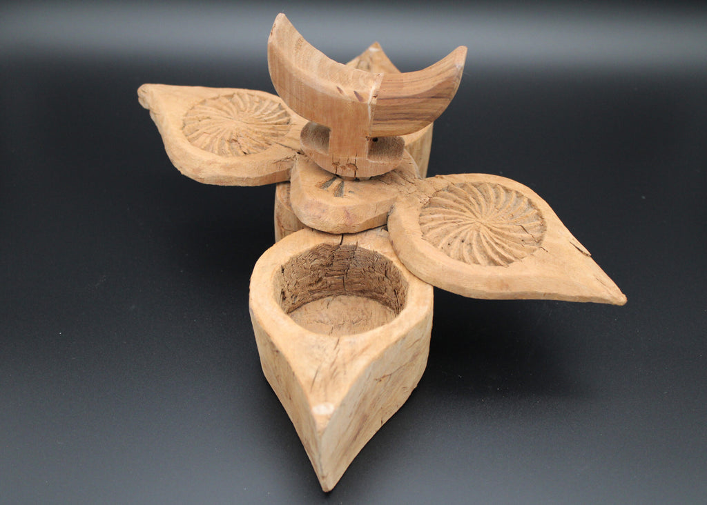 Caja Antigua de Madera Tallada – "Flor Solar" (India, s.XX)