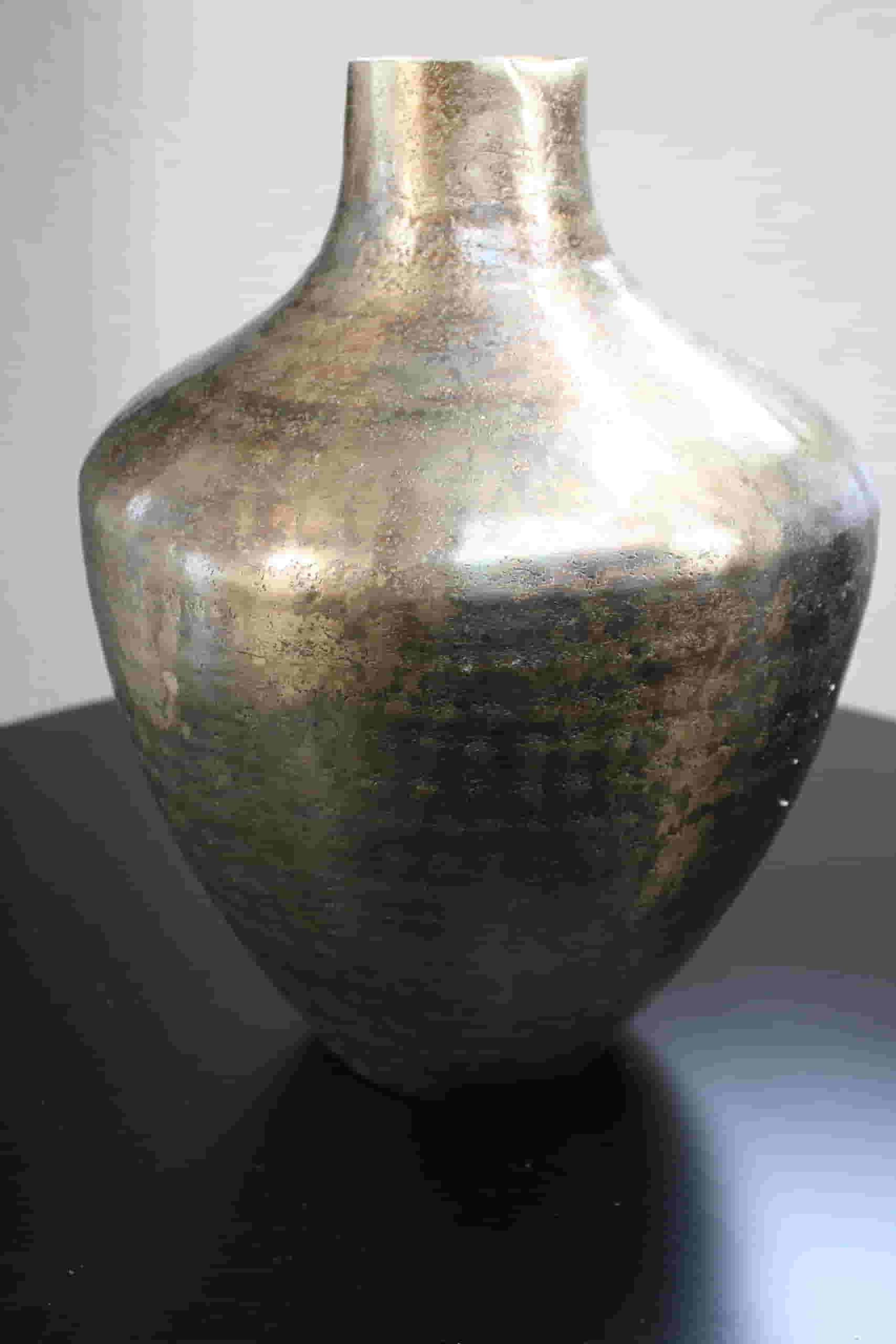 Jarrón de Aluminio  Hecho a Mano – "Óxidos de Luz" (India)