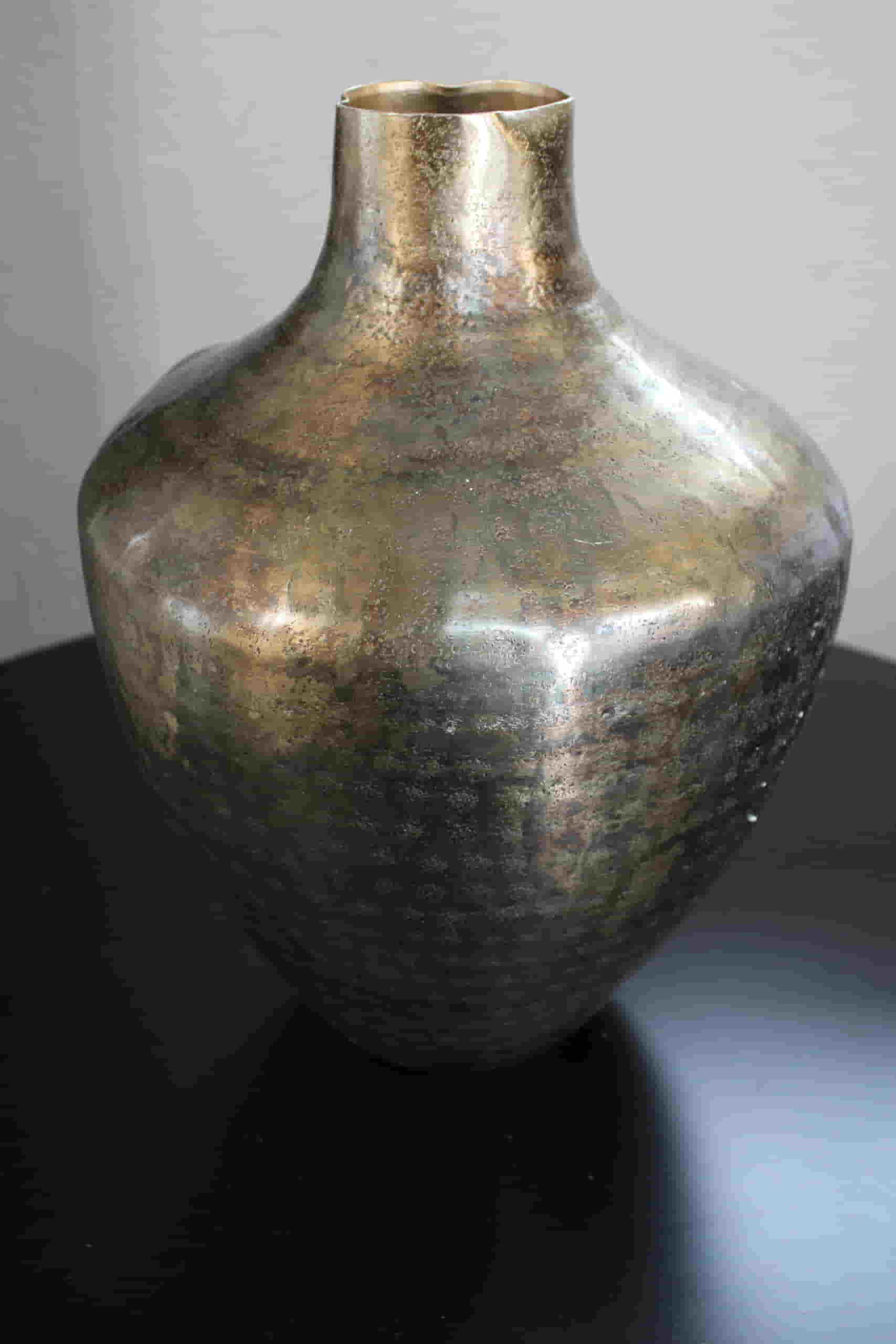 Jarrón de Aluminio  Hecho a Mano – "Óxidos de Luz" (India)