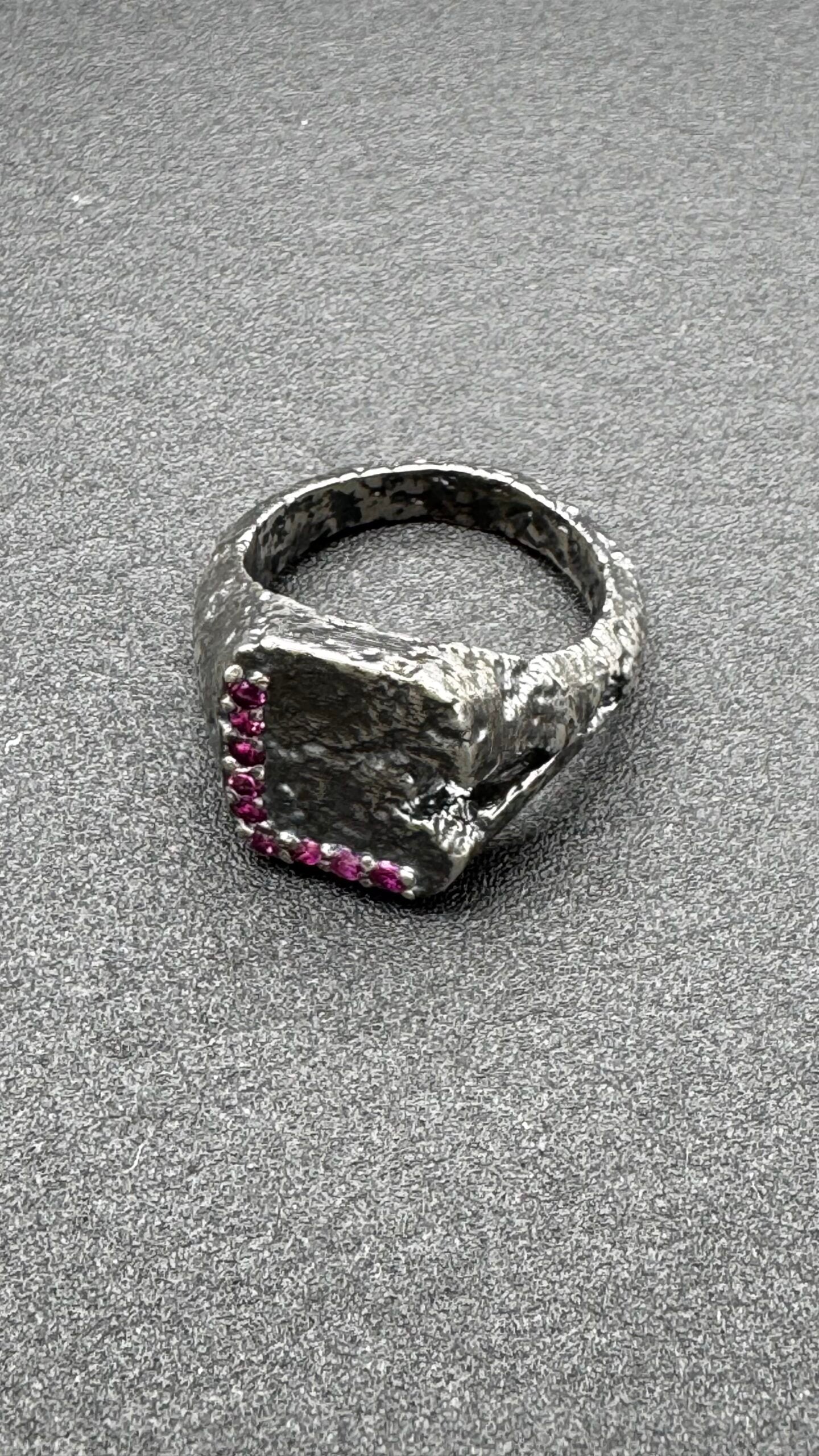 Anillo John Roberts con 9 Rubíes | Anillo de Plata de Ley Artesanal – Santiago Prada
