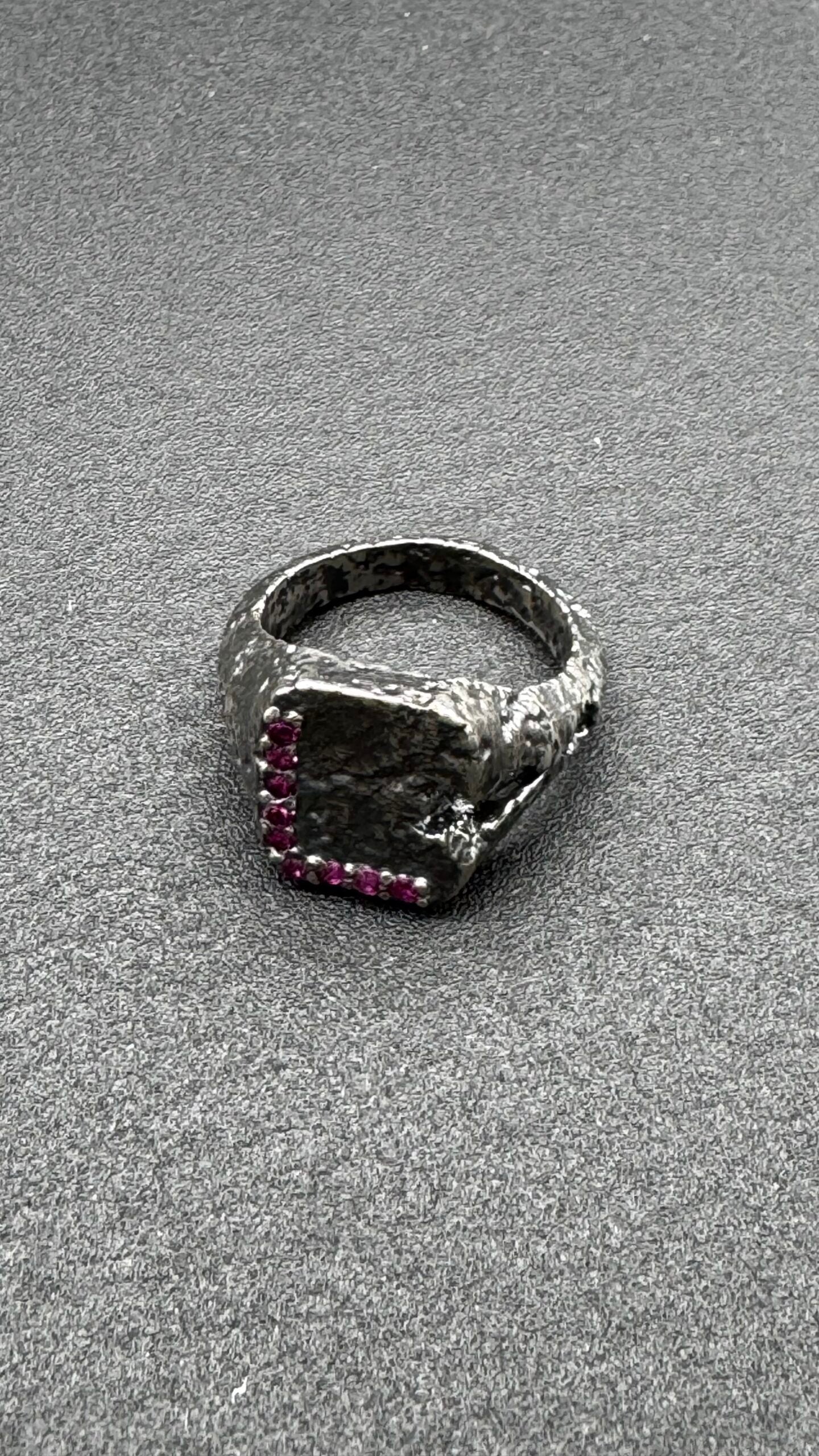 Anillo John Roberts con 9 Rubíes | Anillo de Plata de Ley Artesanal – Santiago Prada