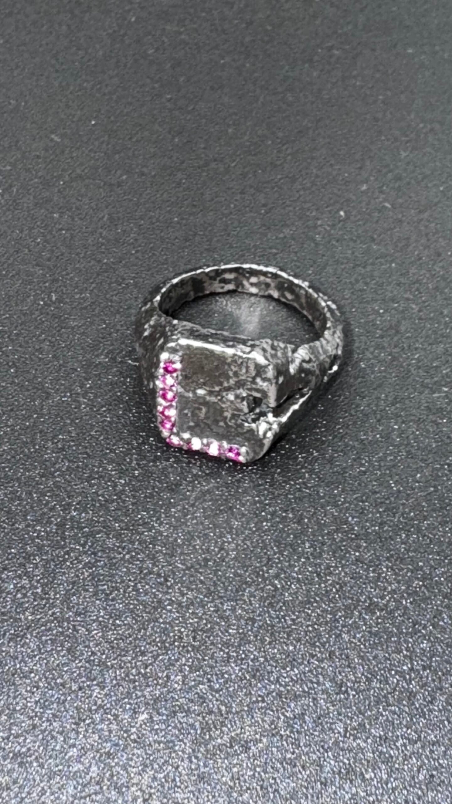 Anillo John Roberts con 9 Rubíes | Anillo de Plata de Ley Artesanal – Santiago Prada