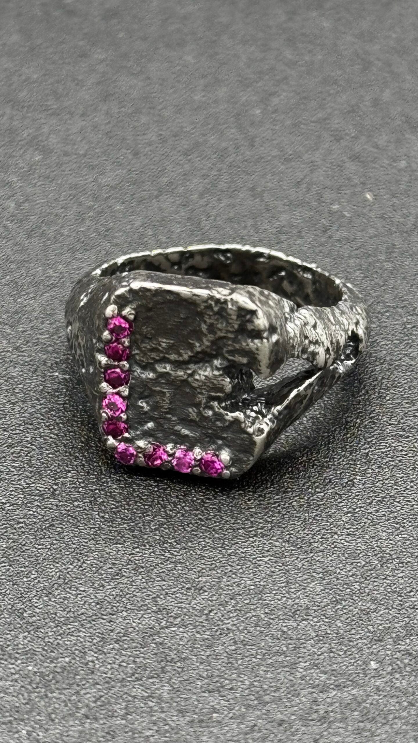 Anillo John Roberts con 9 Rubíes | Anillo de Plata de Ley Artesanal – Santiago Prada
