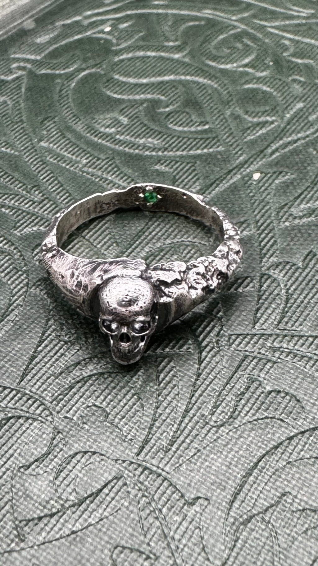 Anillo Voddoo con Turmalina Verde – Plata de Ley. De Santiago Prada