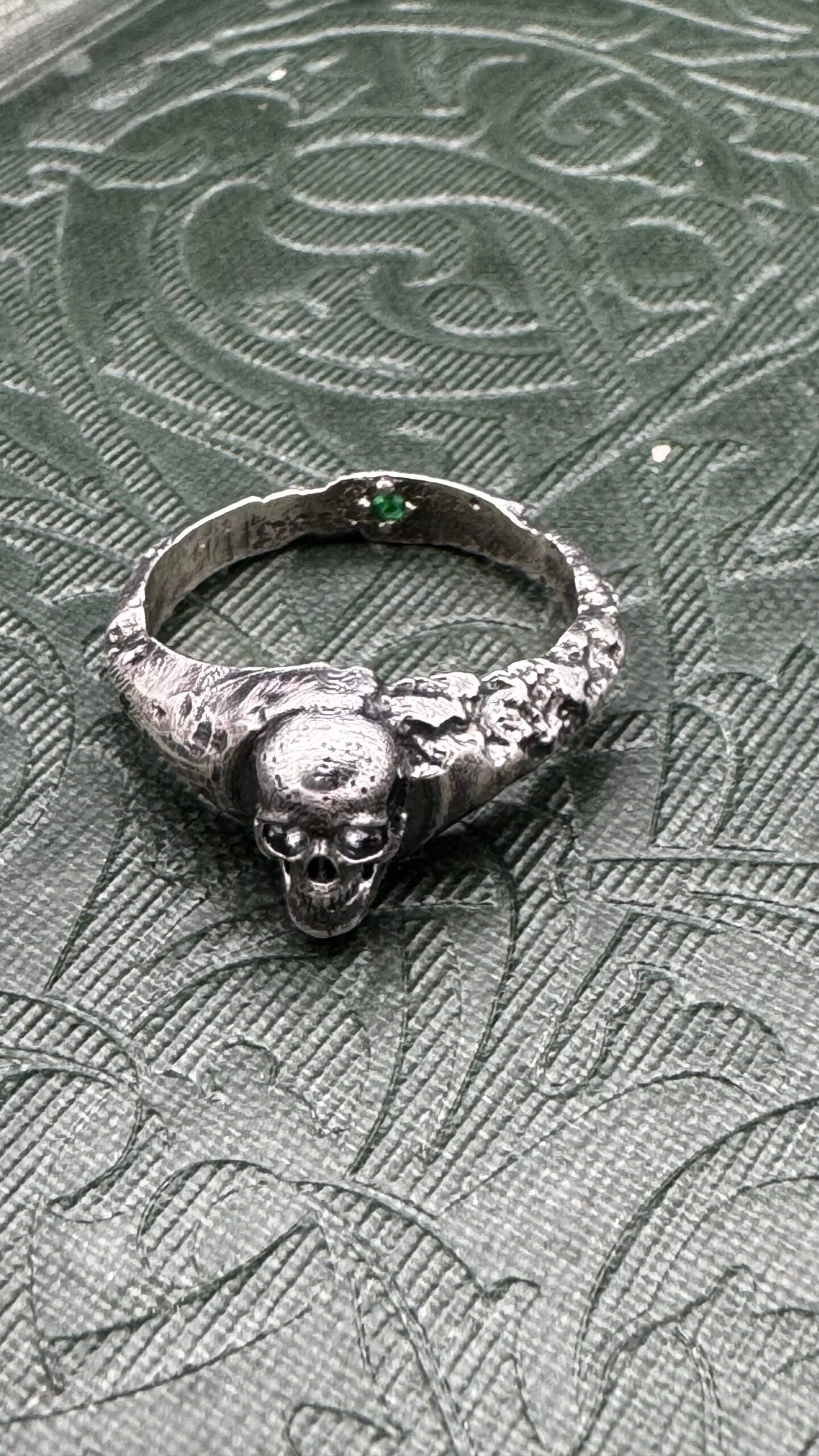 Anillo Voddoo con Turmalina Verde – Plata de Ley. De Santiago Prada