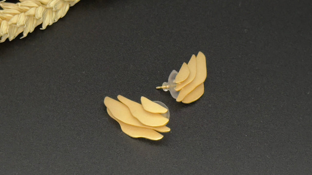 Pendientes Izadi Dorados, Diseño Atemporal de Ana Martínez y David de Felipe
