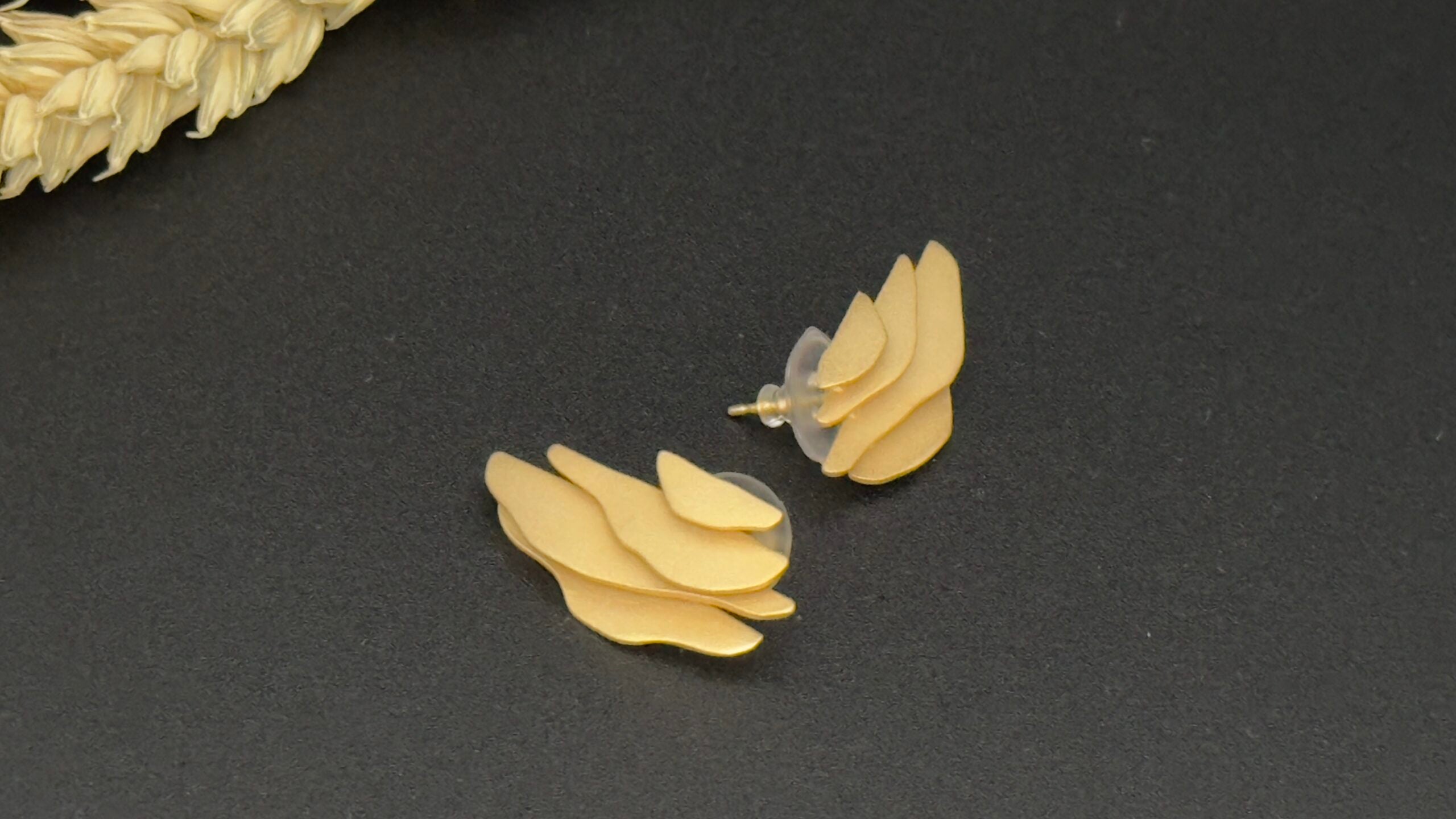 Pendientes Izadi Dorados, Diseño Atemporal de Ana Martínez y David de Felipe