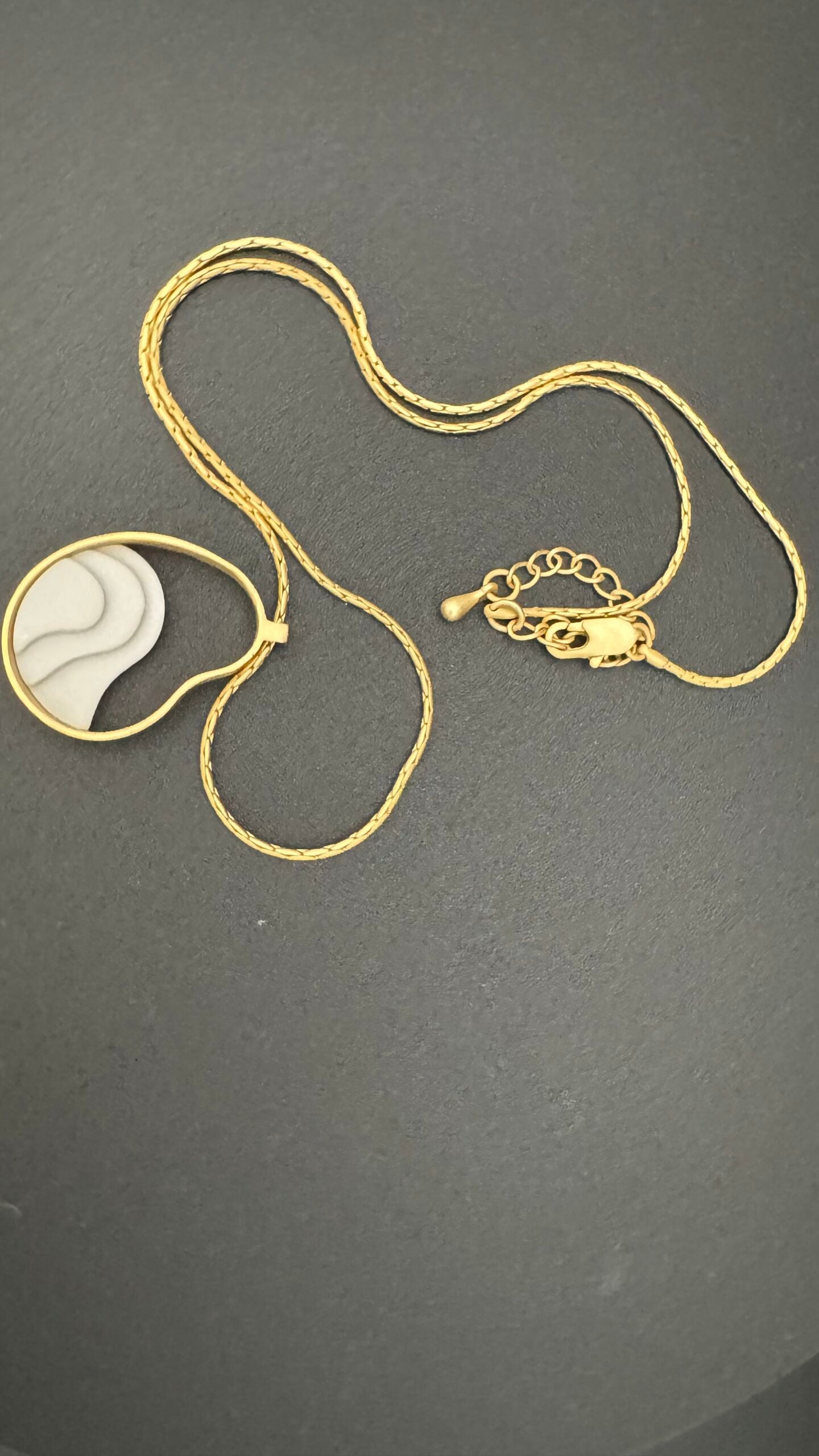 Collar Atlas Dorado & Cemento de Ana Martínez y David de Felipe