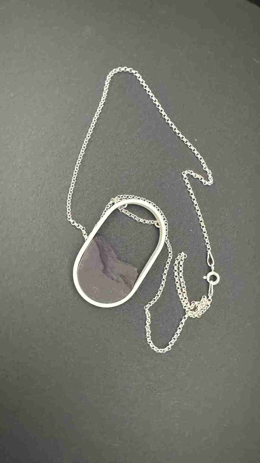 Collar Oval Plata Negro- Fragmentos de Elegancia Artesanal de Ana Martínez y David de Felipe