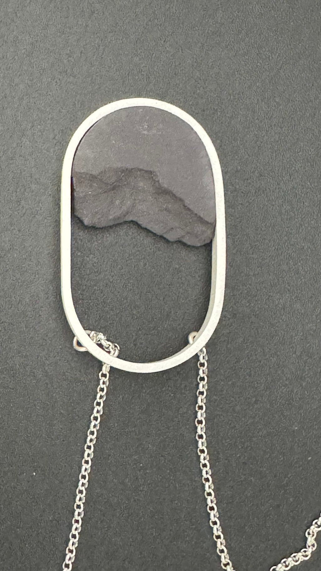Collar Oval Plata Negro- Fragmentos de Elegancia Artesanal de Ana Martínez y David de Felipe