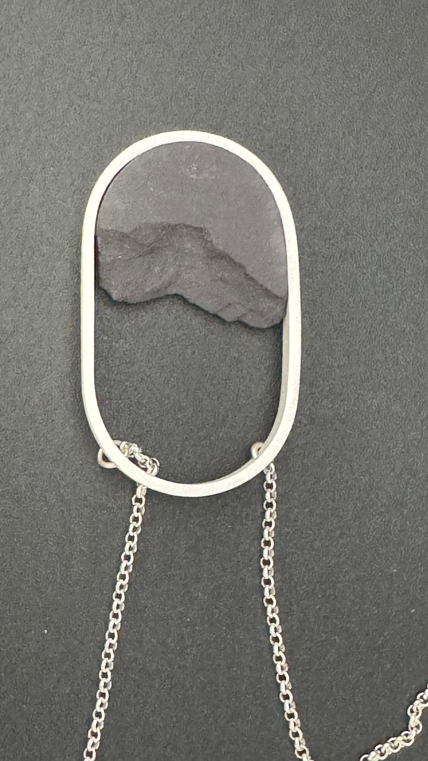 Collar Oval Plata Negro- Fragmentos de Elegancia Artesanal de Ana Martínez y David de Felipe