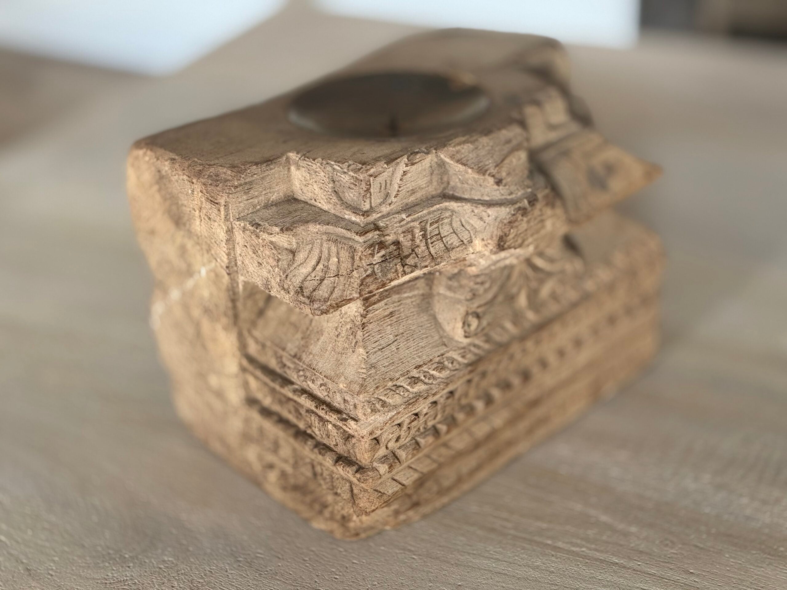 Portavelas de Madera de Teca Tallada – Artesanía India Tradicional