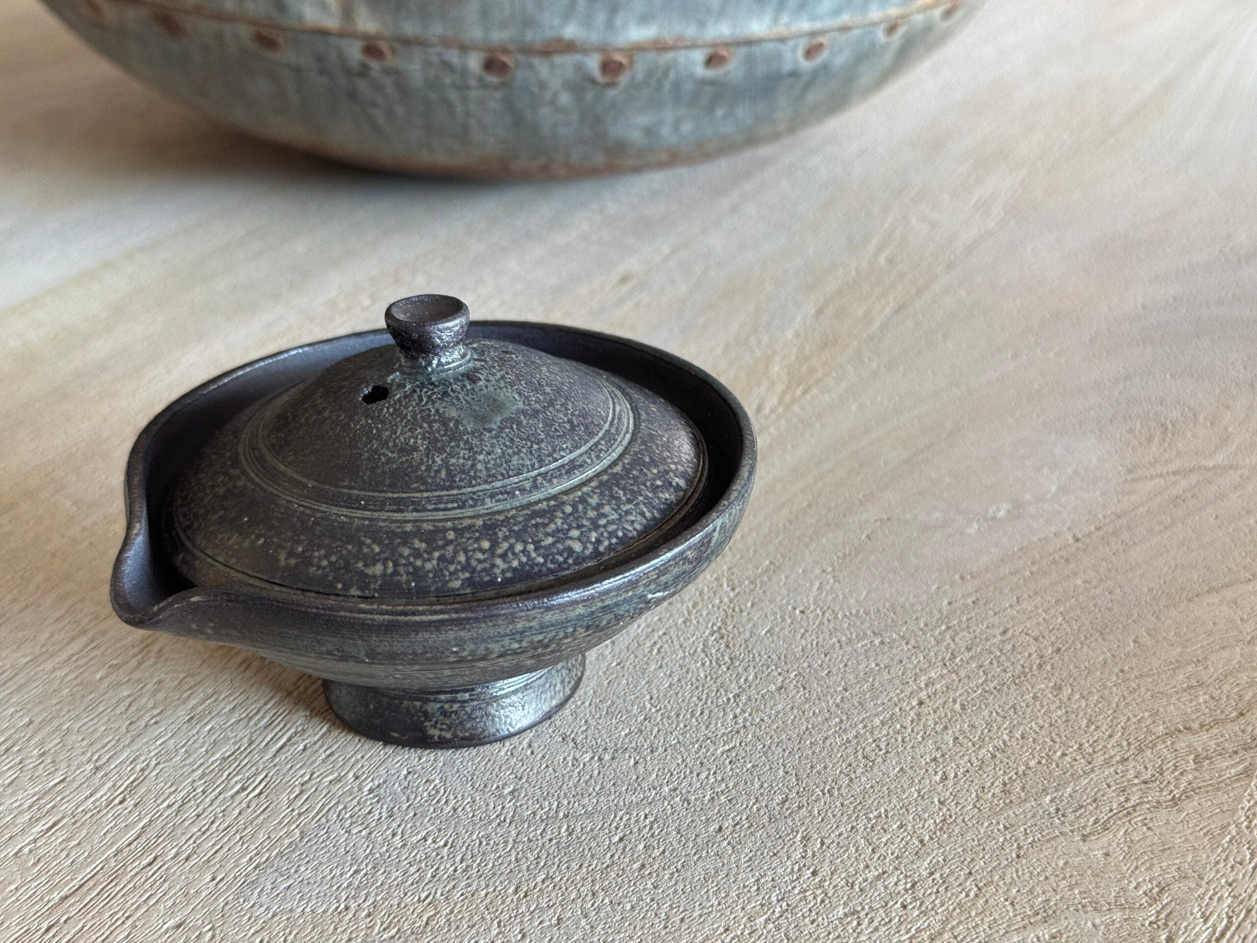 Gaiwan en cerámica negra con esmalte moteado de Radenko Adnadj