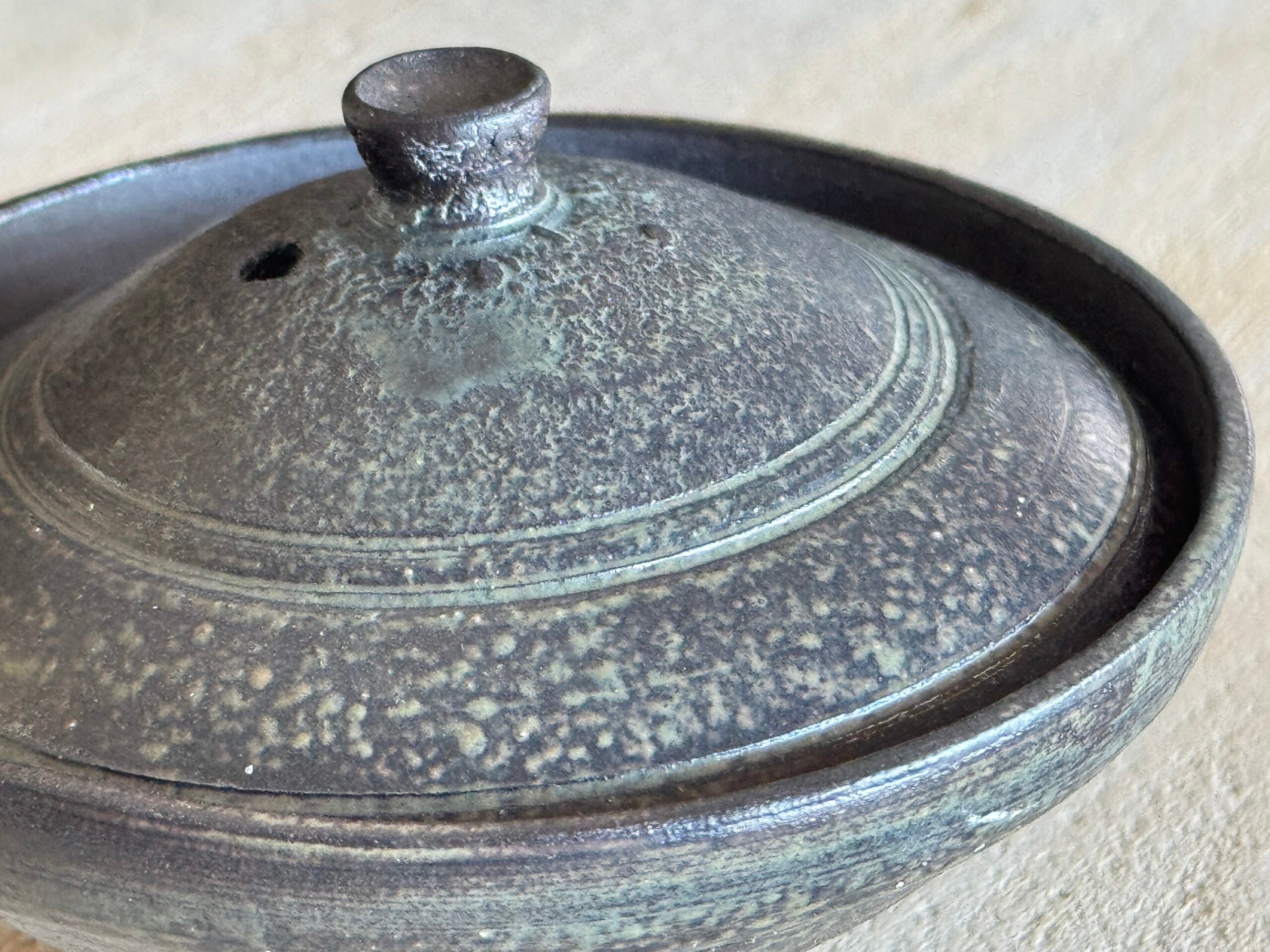 Gaiwan en cerámica negra con esmalte moteado de Radenko Adnadj