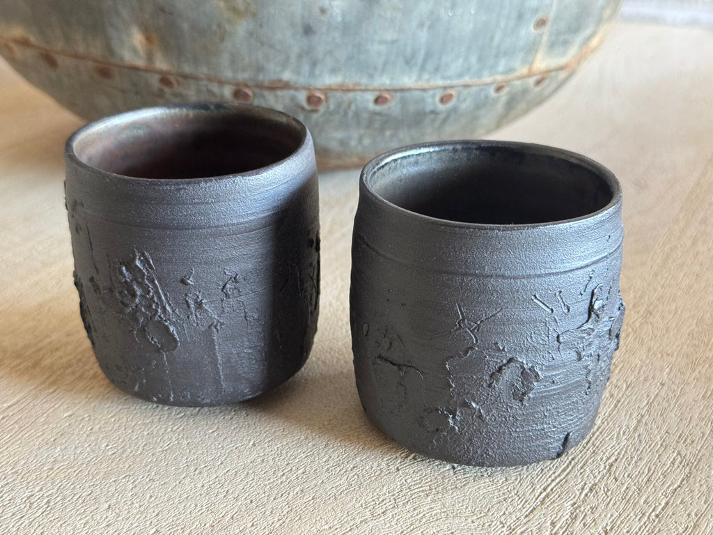 Set de chawan negros texturizados – Cerámica contemporánea de Radenko Adnadj