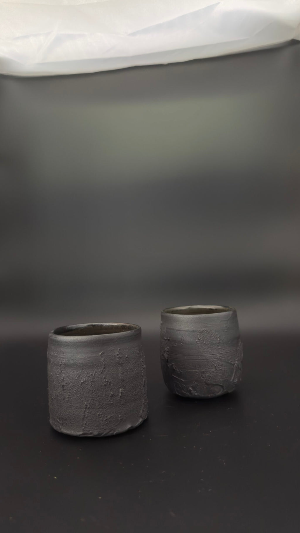 Set de chawan negros texturizados – Cerámica contemporánea de Radenko Adnadj