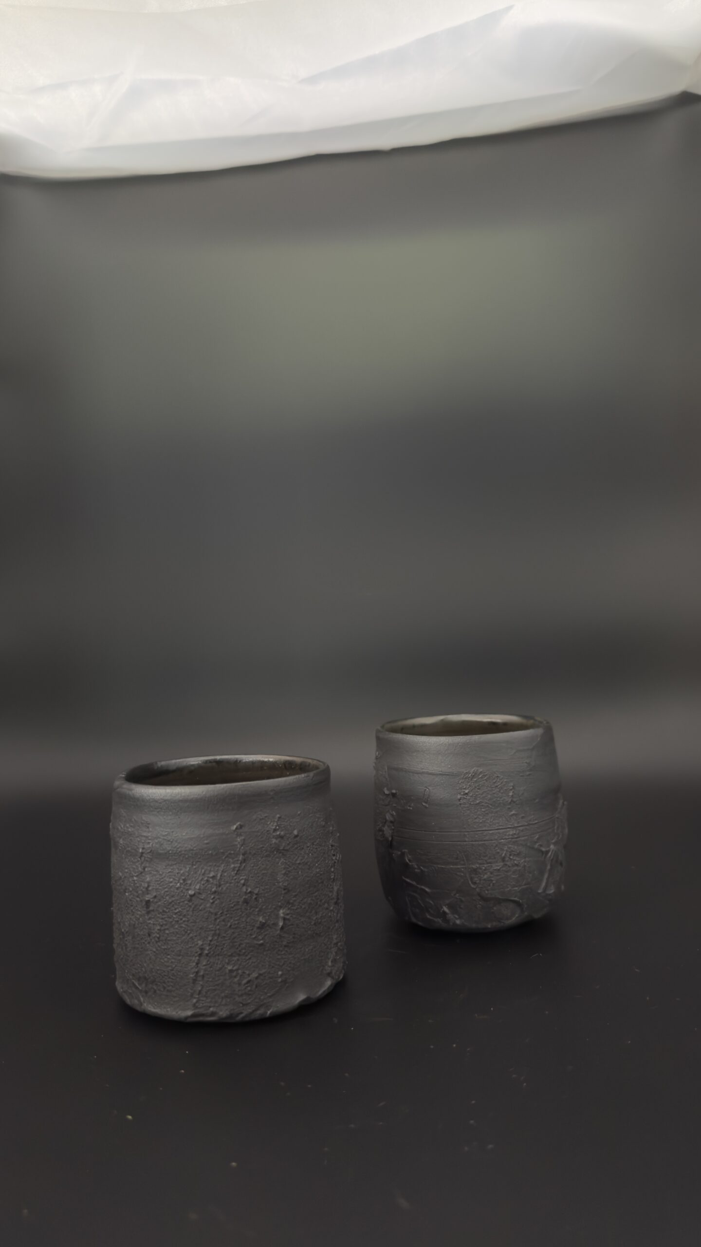 Set de chawan negros texturizados – Cerámica contemporánea de Radenko Adnadj