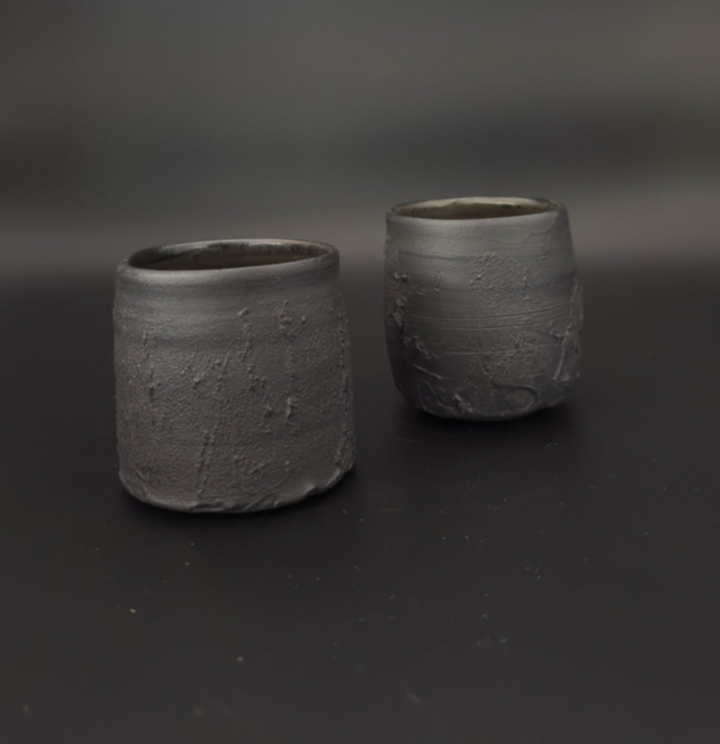 Set de chawan negros texturizados – Cerámica contemporánea de Radenko Adnadj