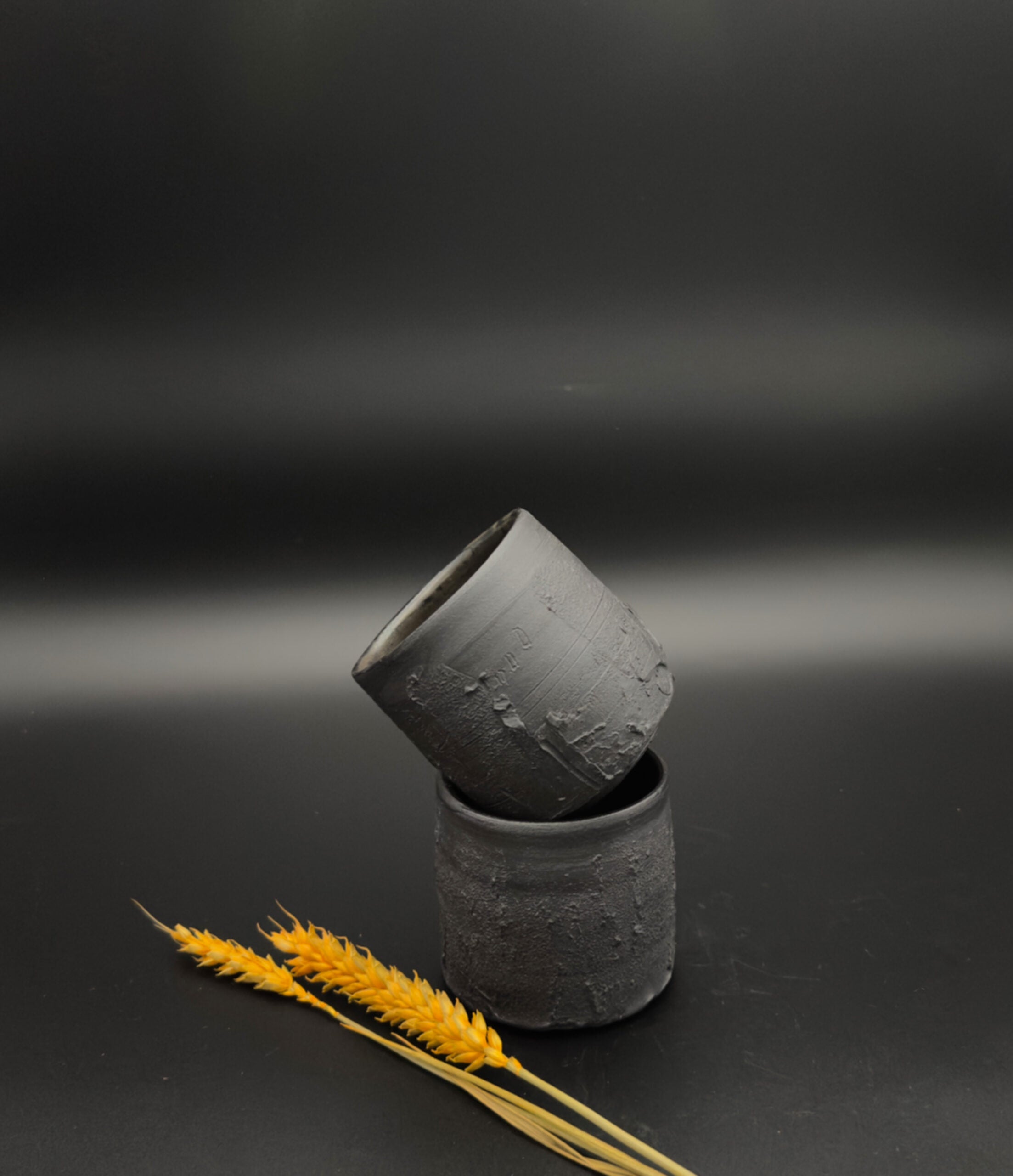 Set de chawan negros texturizados – Cerámica contemporánea de Radenko Adnadj