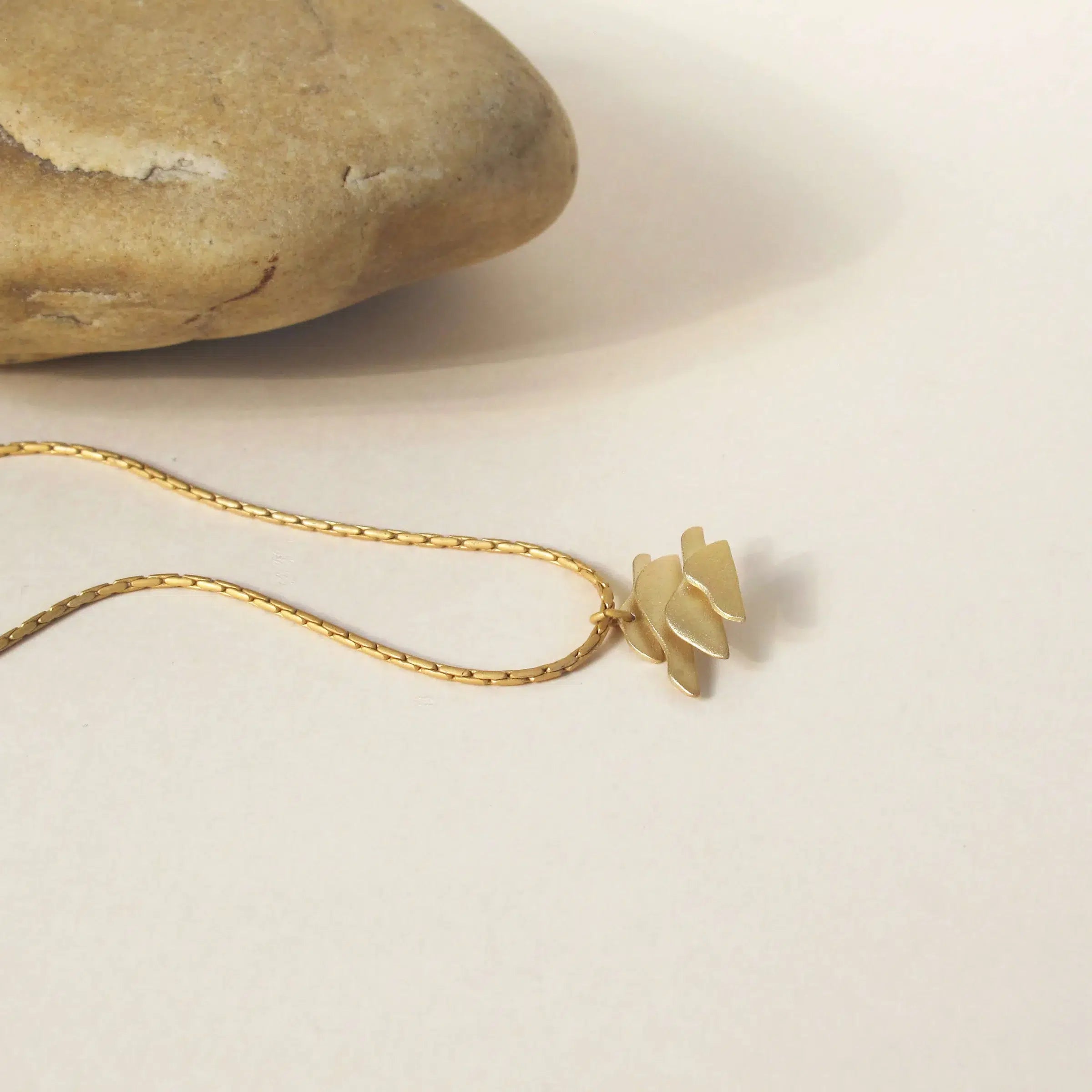 Collar Alaia - Dorado, Diseño Atemporal en Oro de 18K, de Ana Martínez y David de Felipe