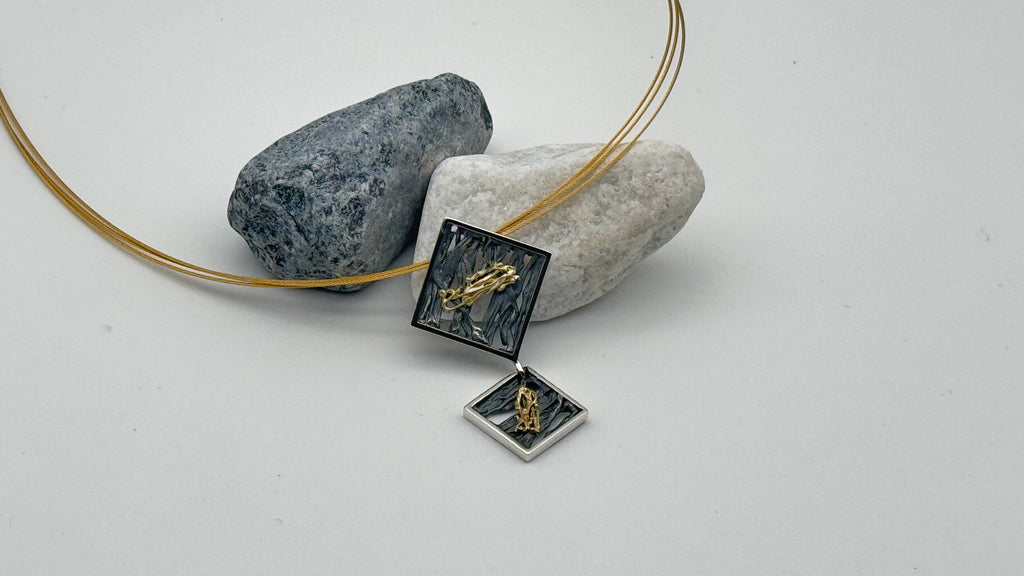 Collar artesanal “Colgante Japón” en plata oxidada y oro de Elisenda de Haro