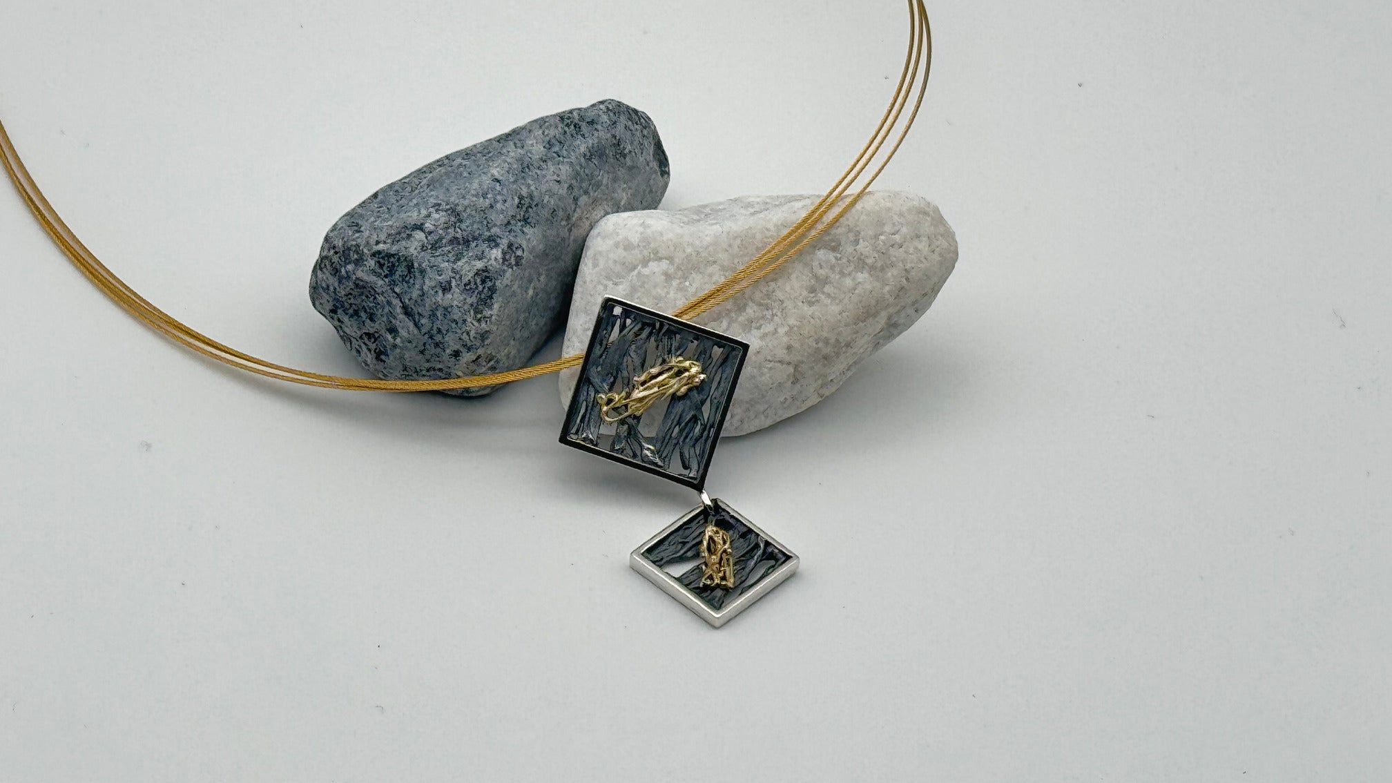 Collar artesanal “Colgante Japón” en plata oxidada y oro de Elisenda de Haro