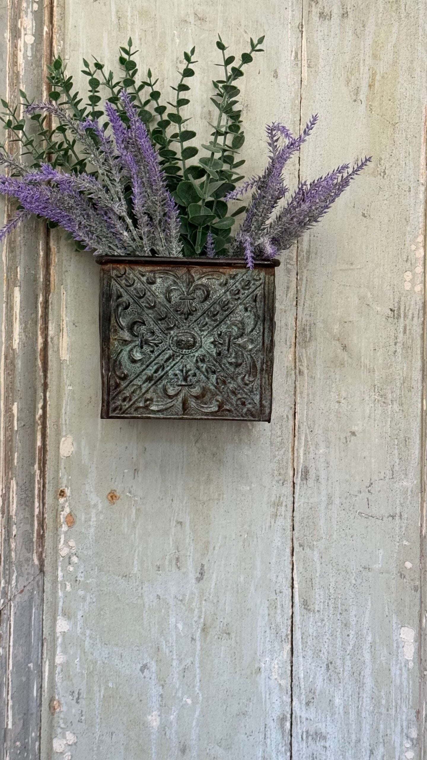 Puerta antigua francesa con maceteros de bronce – siglo XIX