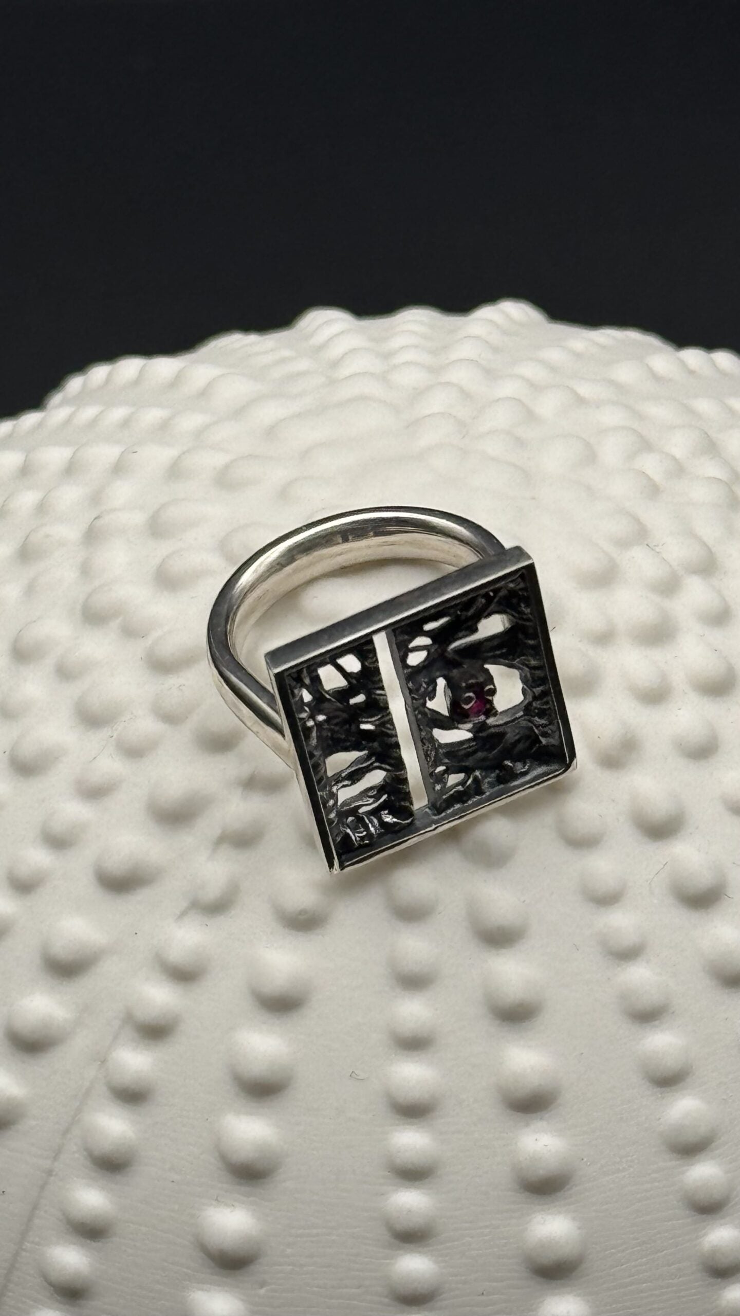 Anillo Tanit cuadrado, plata oxidada y rubí 2,3 mm