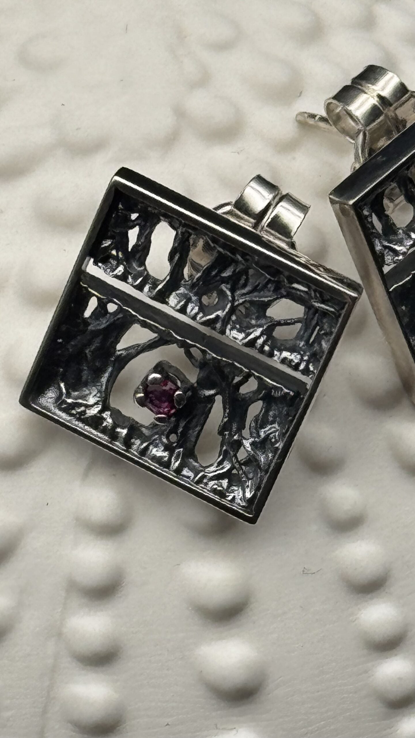 Pendiente Tanit cuadrado fijo, plata oxidada y rubí 2,3 mm