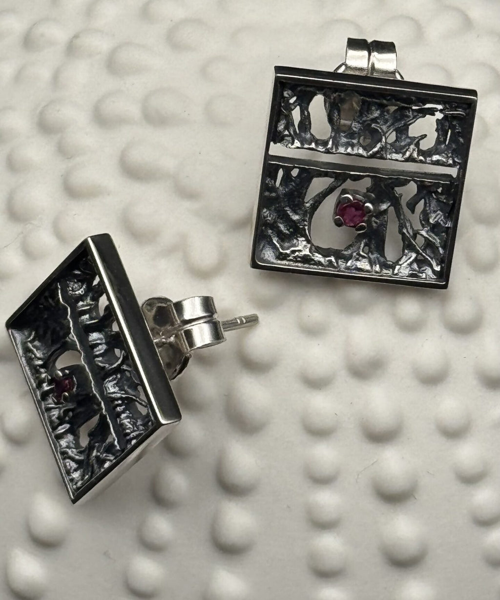 Fixed square Tanit earring, oxidized silver and 2.3mm ruby