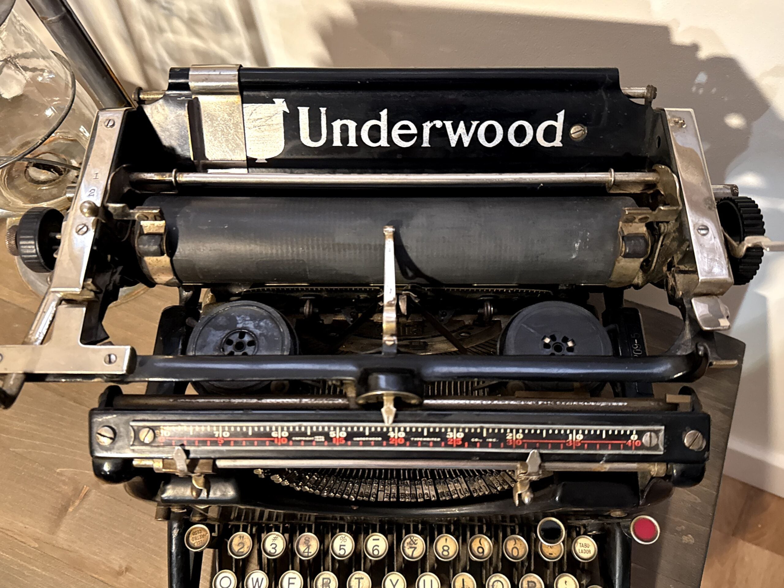 Máquina de escribir antigua Underwood Nº 5 decoración vintage (1926–1927)