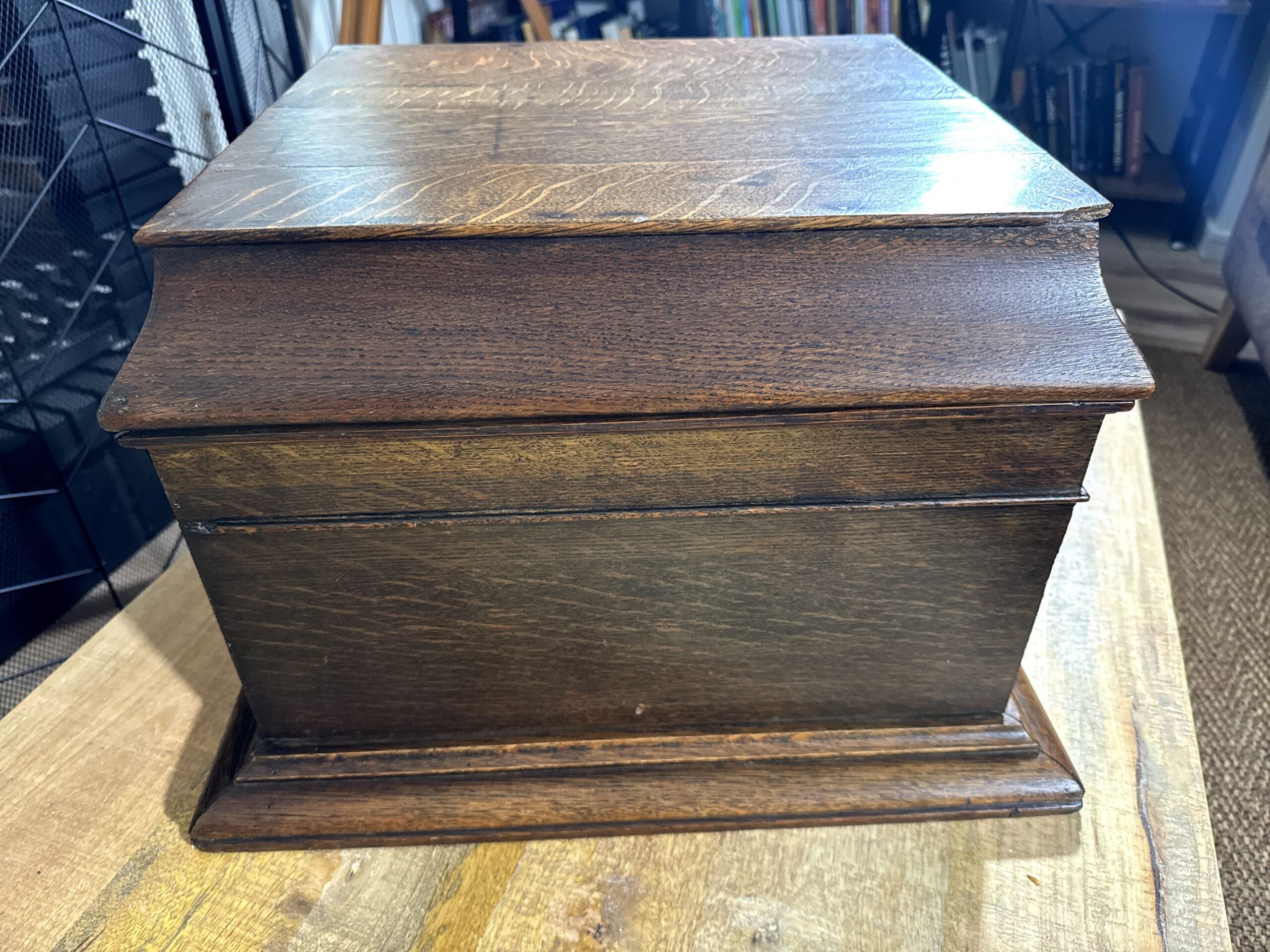 Gramófono Columbia Grafonola (circa 1918–1922) – Pieza original funcionando en mueble de roble