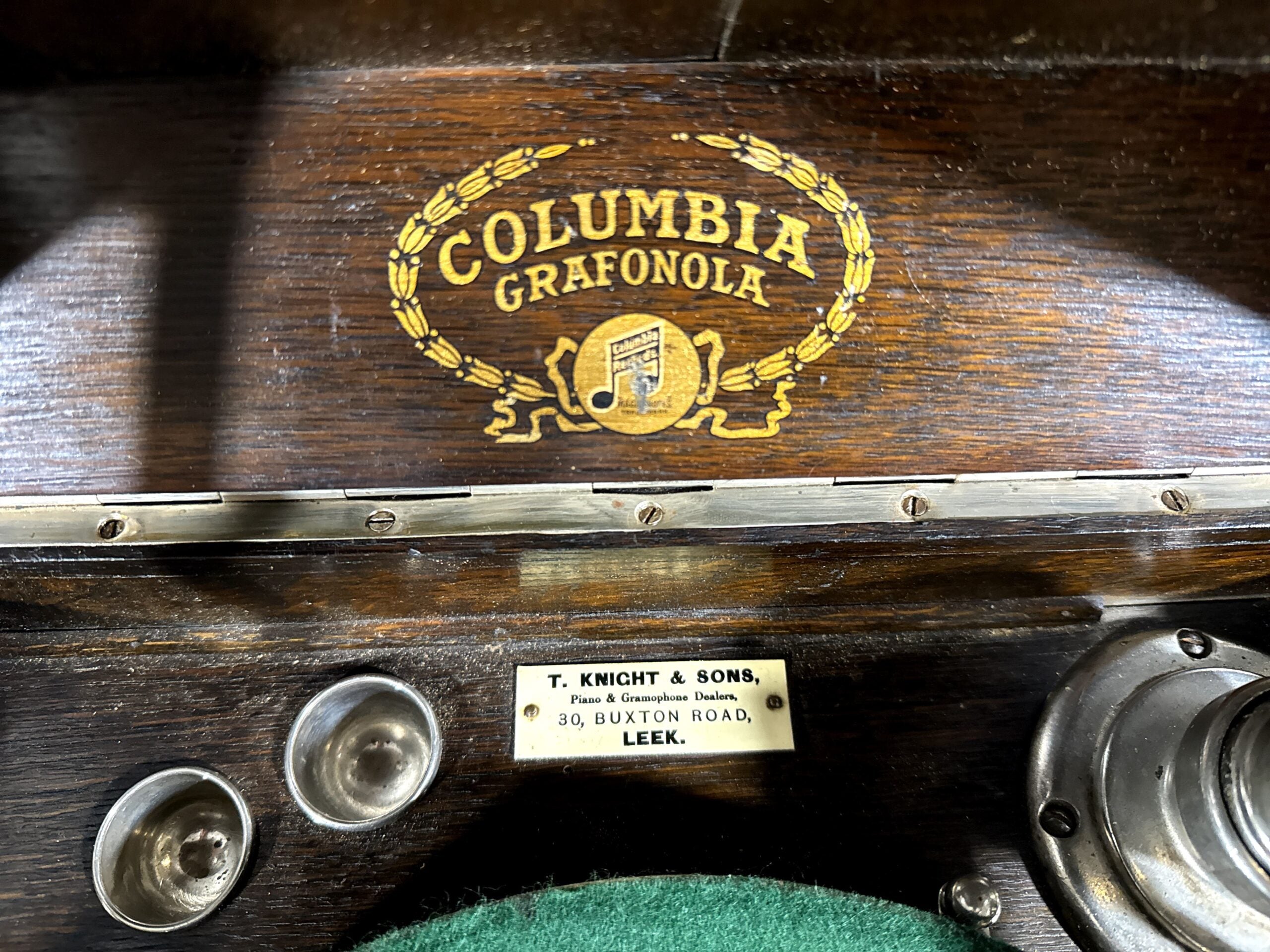Gramófono Columbia Grafonola (circa 1918–1922) – Pieza original funcionando en mueble de roble